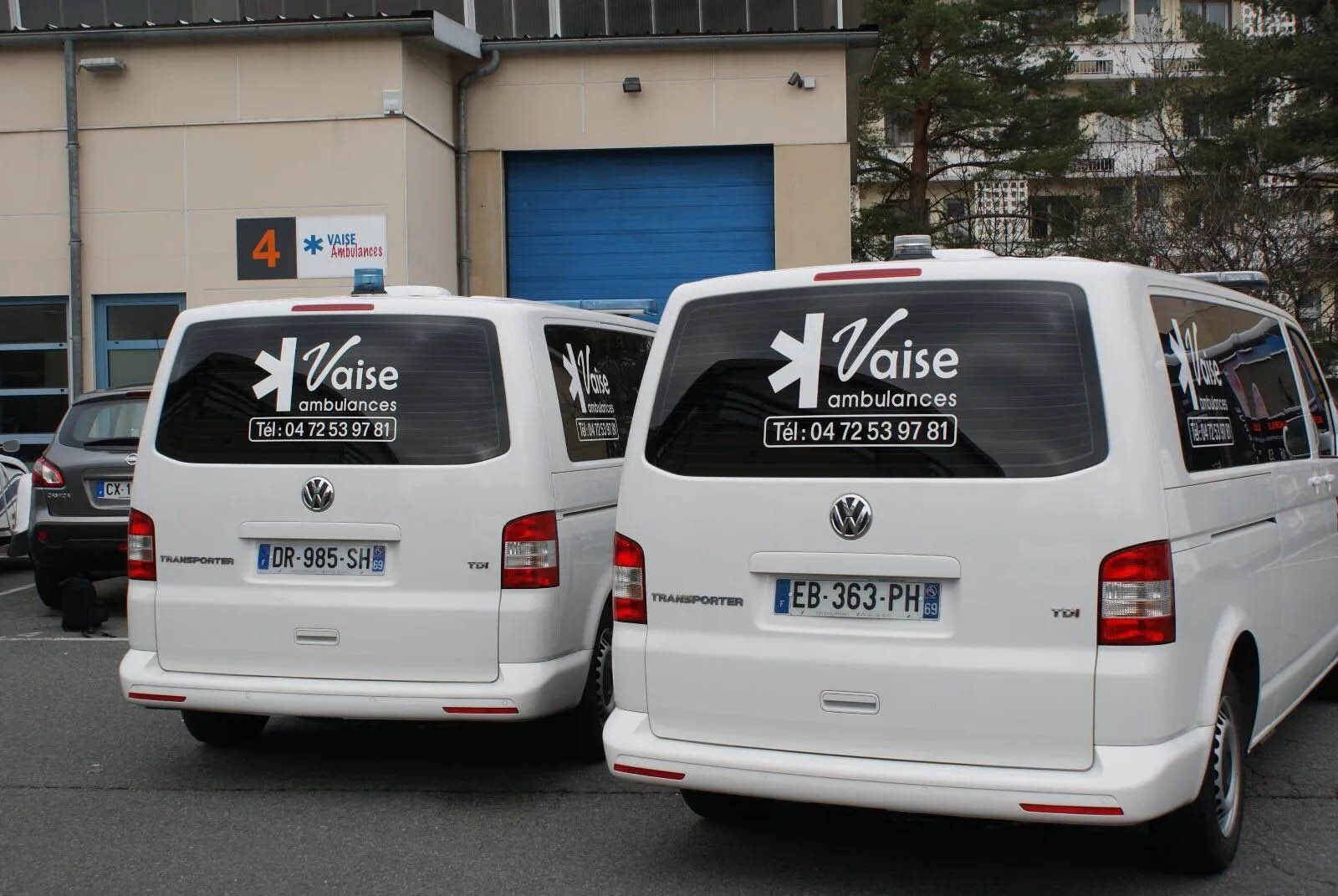 Arrière des deux ambulances de l'entreprise Vaise Ambulances