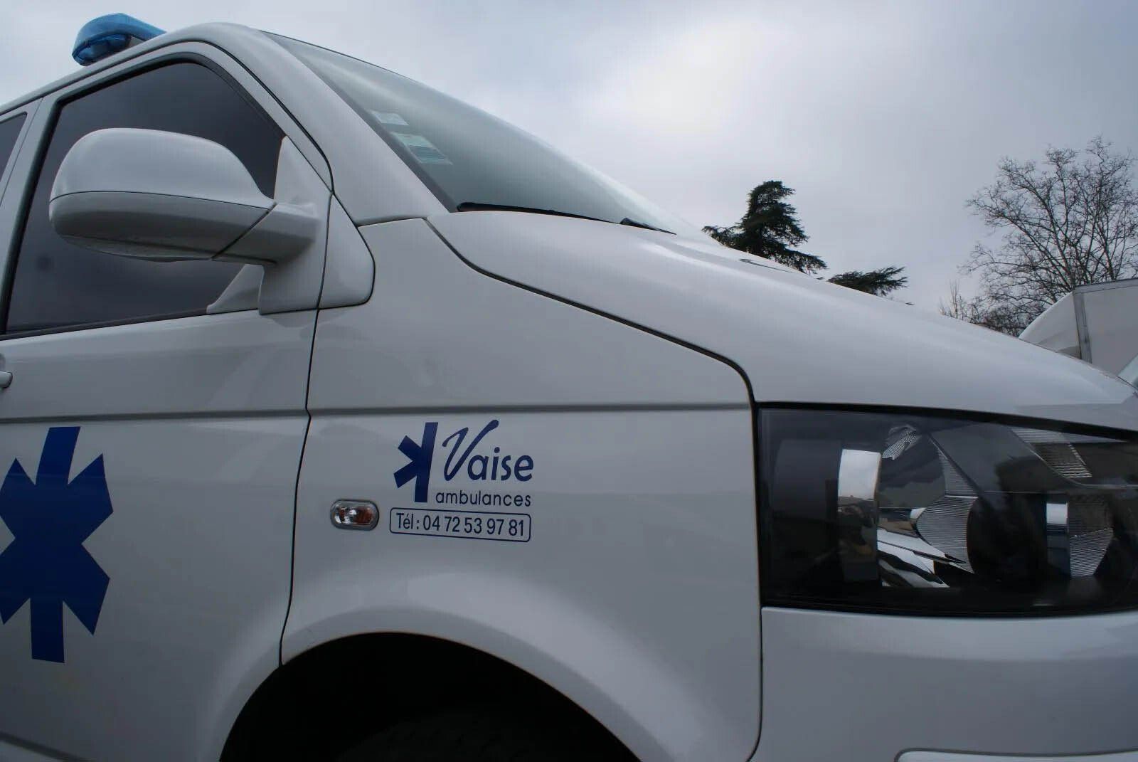 Premier plan d'une ambulance de l'entreprise Vaise Ambulances