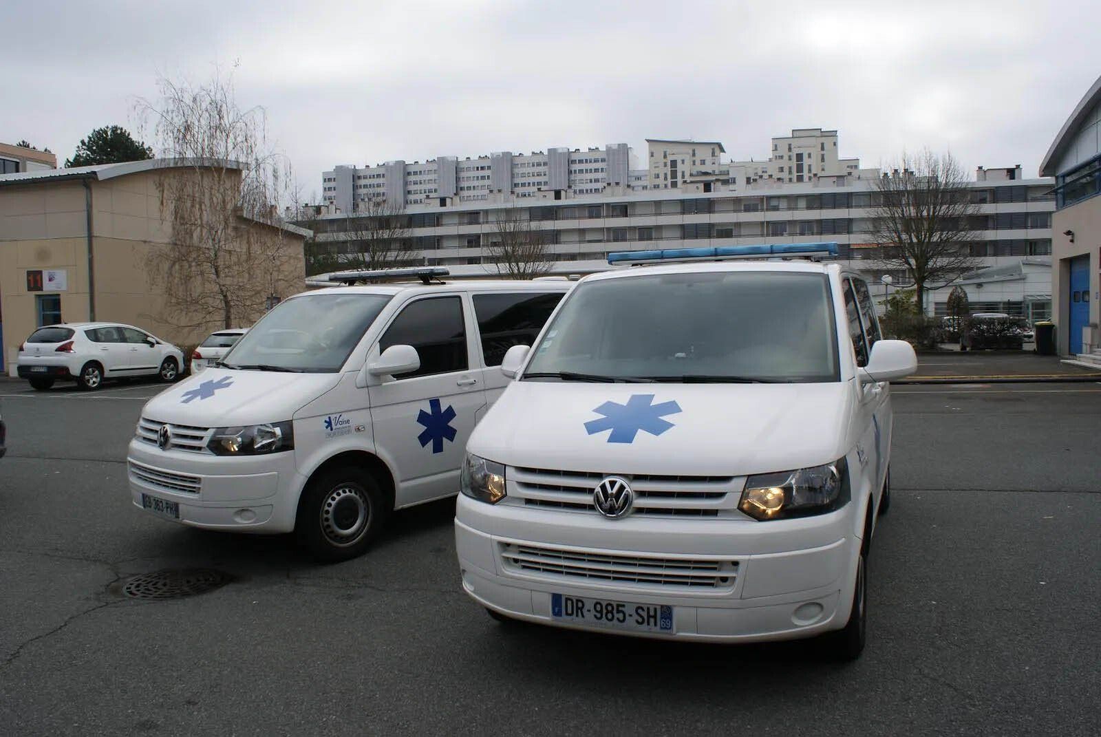 Avant des deux ambulances de l'entreprise Vaise Ambulances