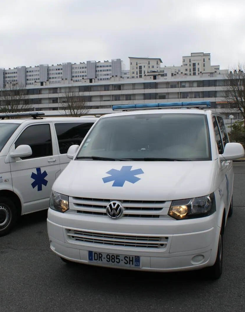 Deux ambulances de l'entreprise Vaise Ambulances