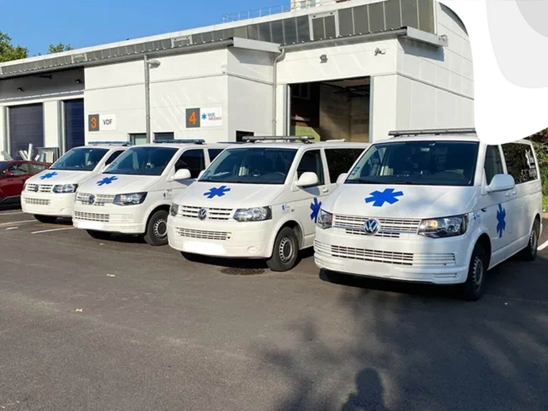 Plusieurs ambulances de l'entreprise Vaise Ambulances garées ensemble