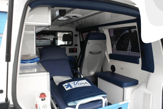 Ambulance de l'entreprise bien équipée à l'intérieur