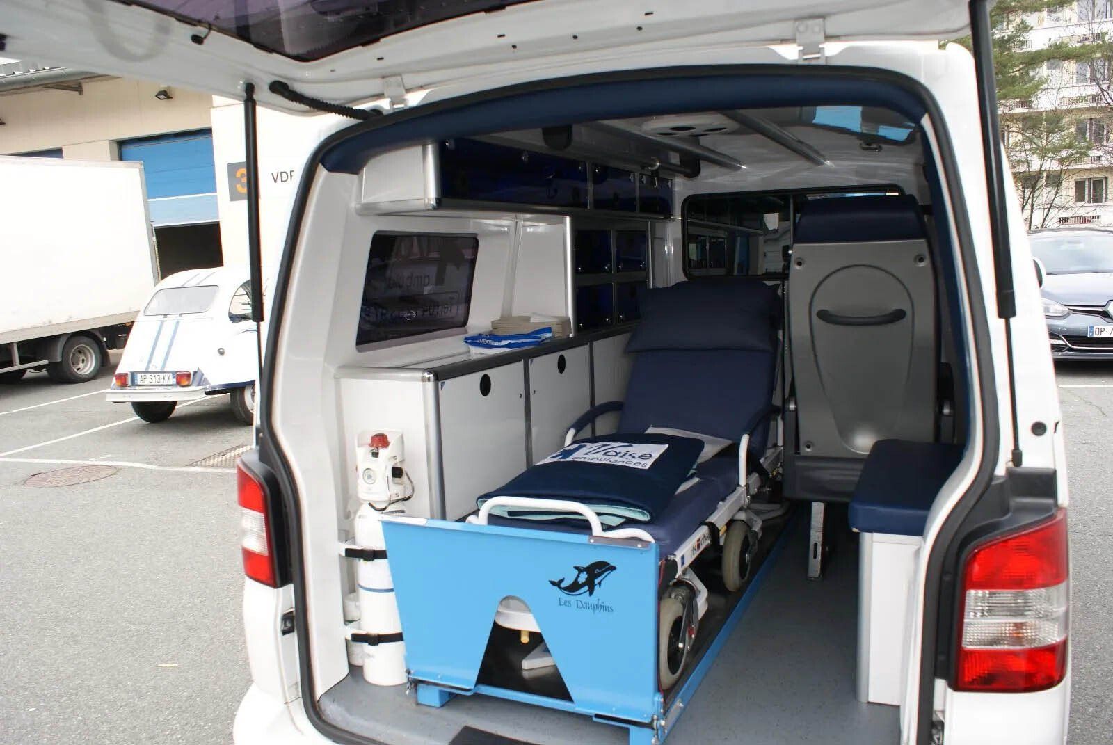 Brancard hydraulique dans l'ambulance de l'entreprise