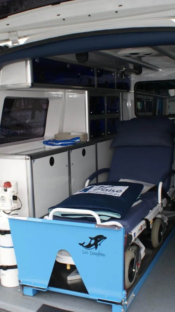 Brancard à l'intérieur d'une ambulance de l'entreprise Vaise Ambulances