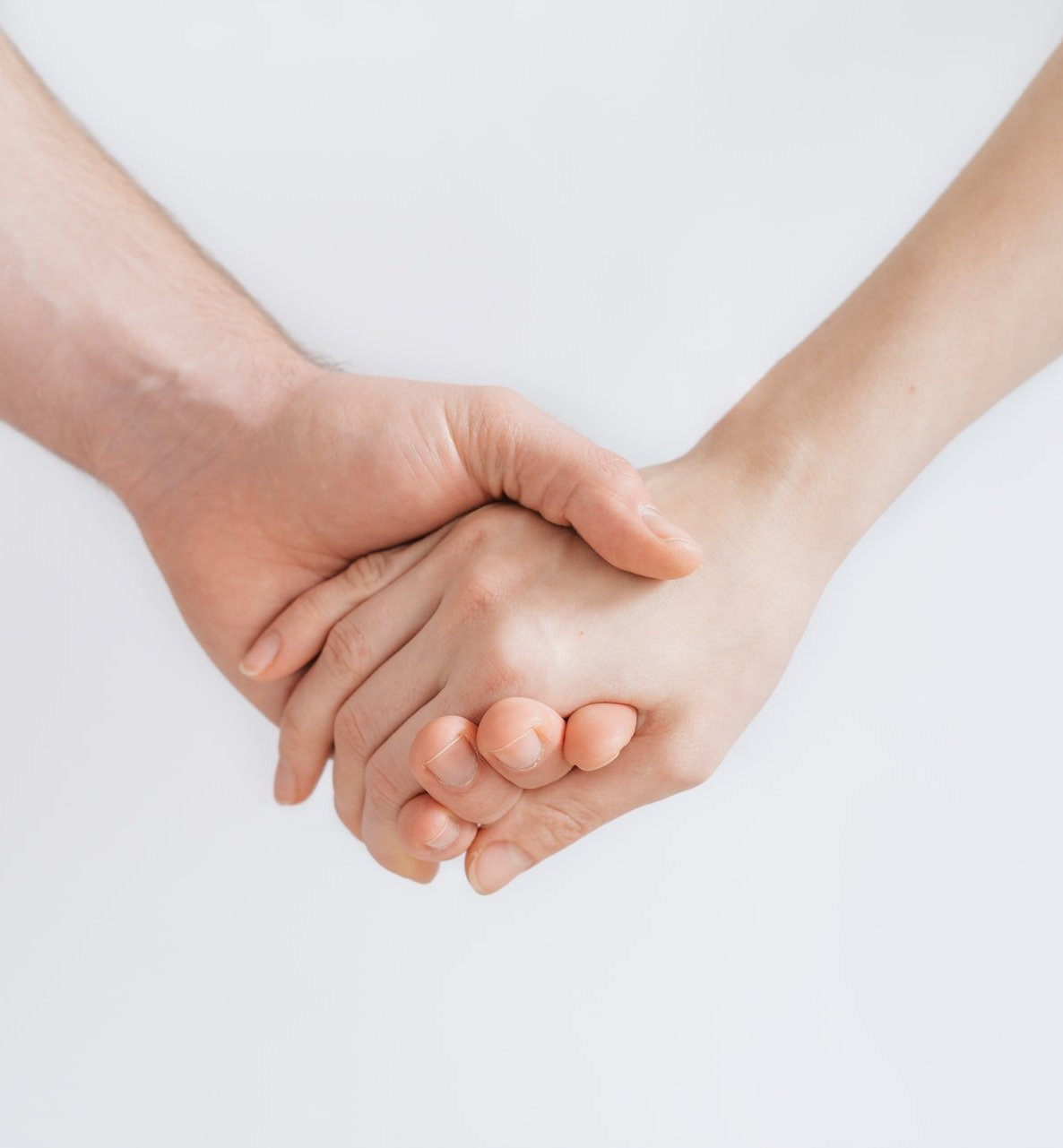 Deux personnes se serrant la main