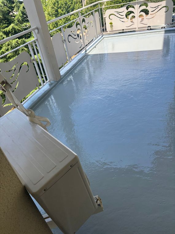 De la résine d'étanchéité sur une terrasse