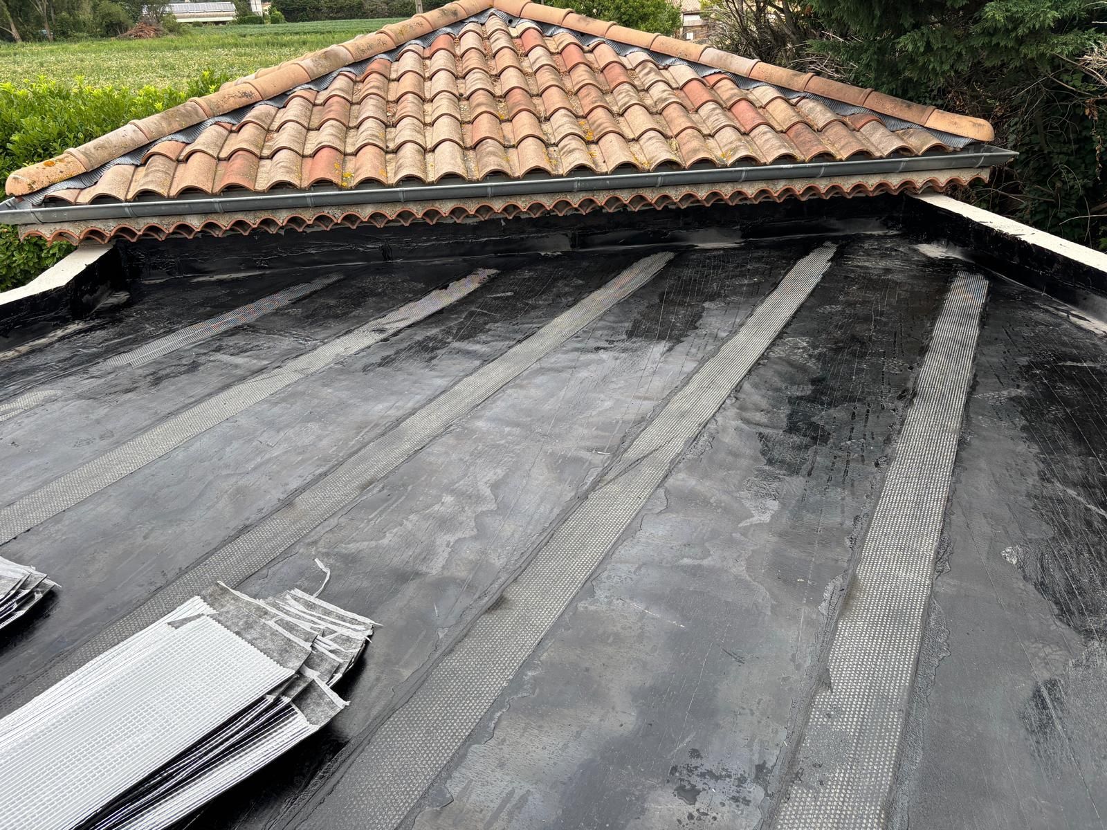 L'étanchéité d'une toiture en cours