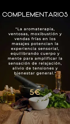 Una mesa de madera con un mortero y una mano de mortero y botellas de aceites esenciales.