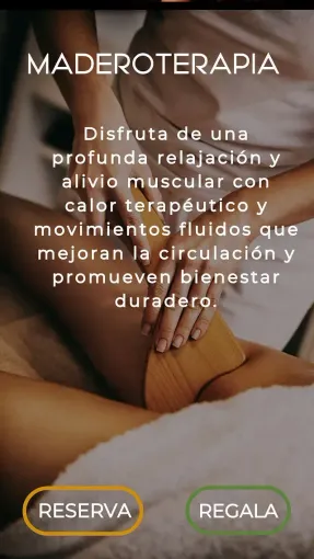 Una mujer está recibiendo un masaje de un masajista.