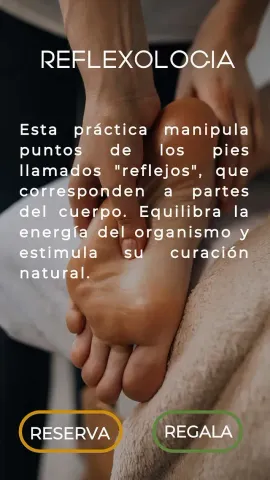 Una persona está recibiendo un masaje de reflexología en los pies.