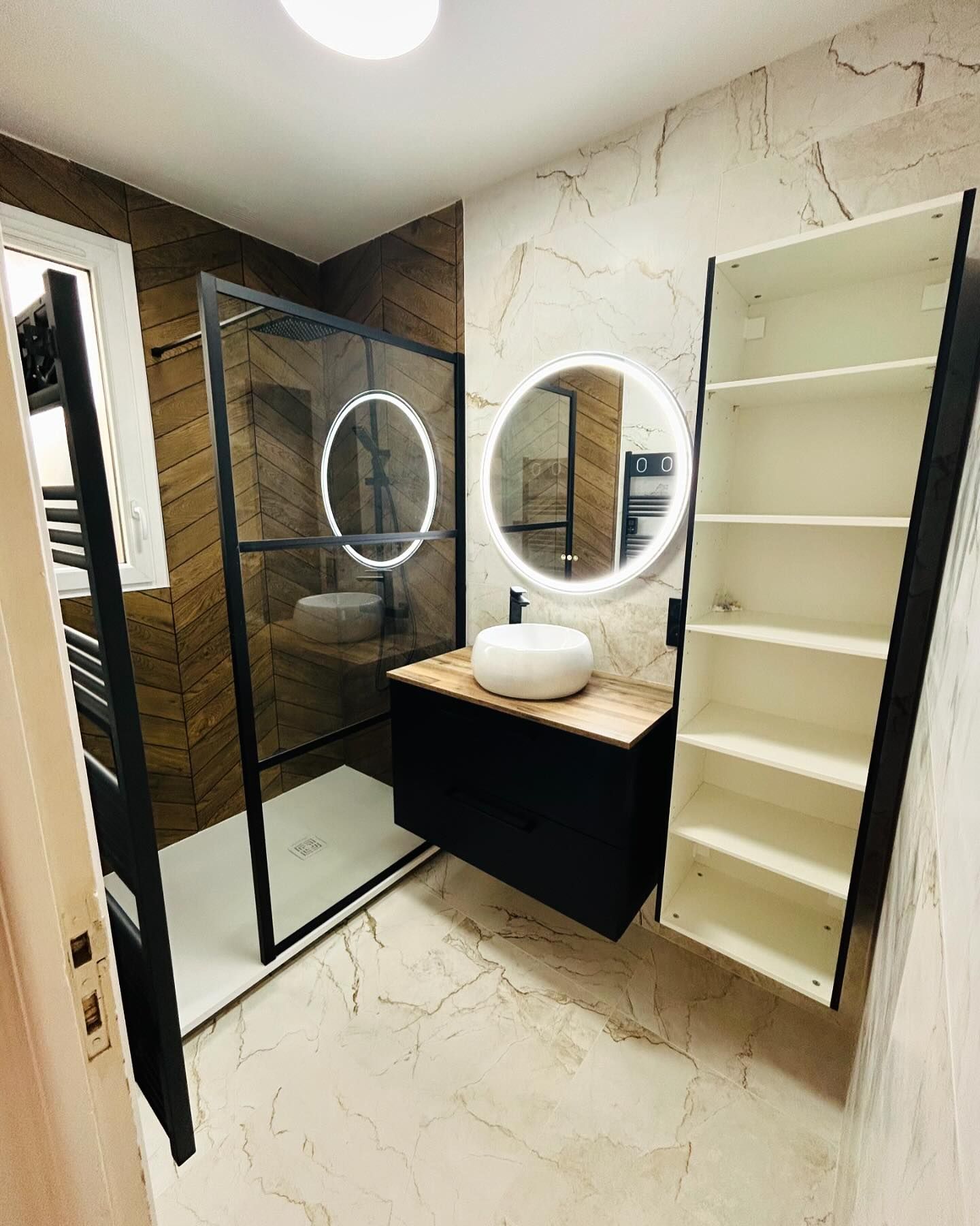 Salle de bains avec un miroir rond et une vasque ronde