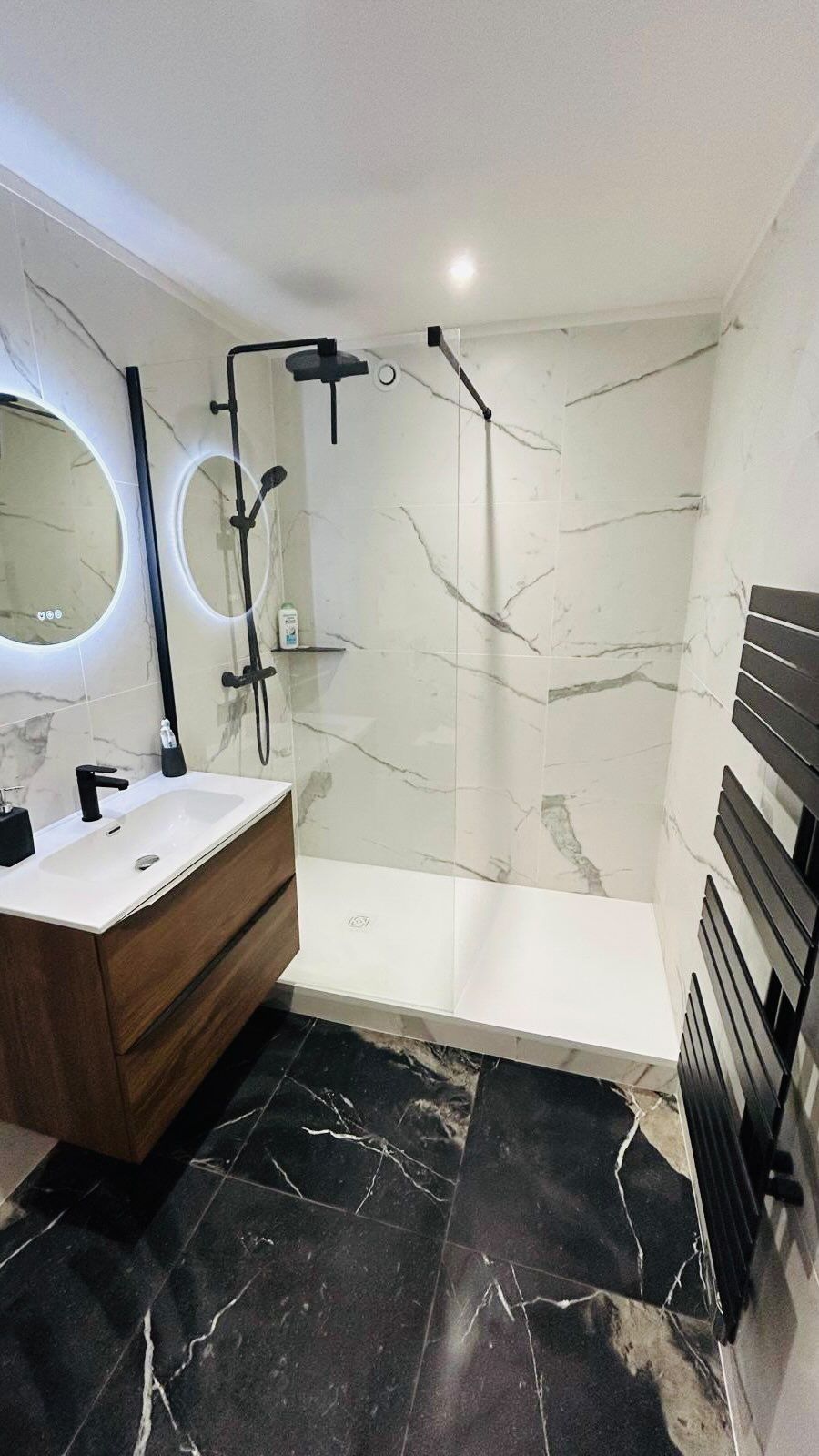 Salle de bains avec une robinetterie noire