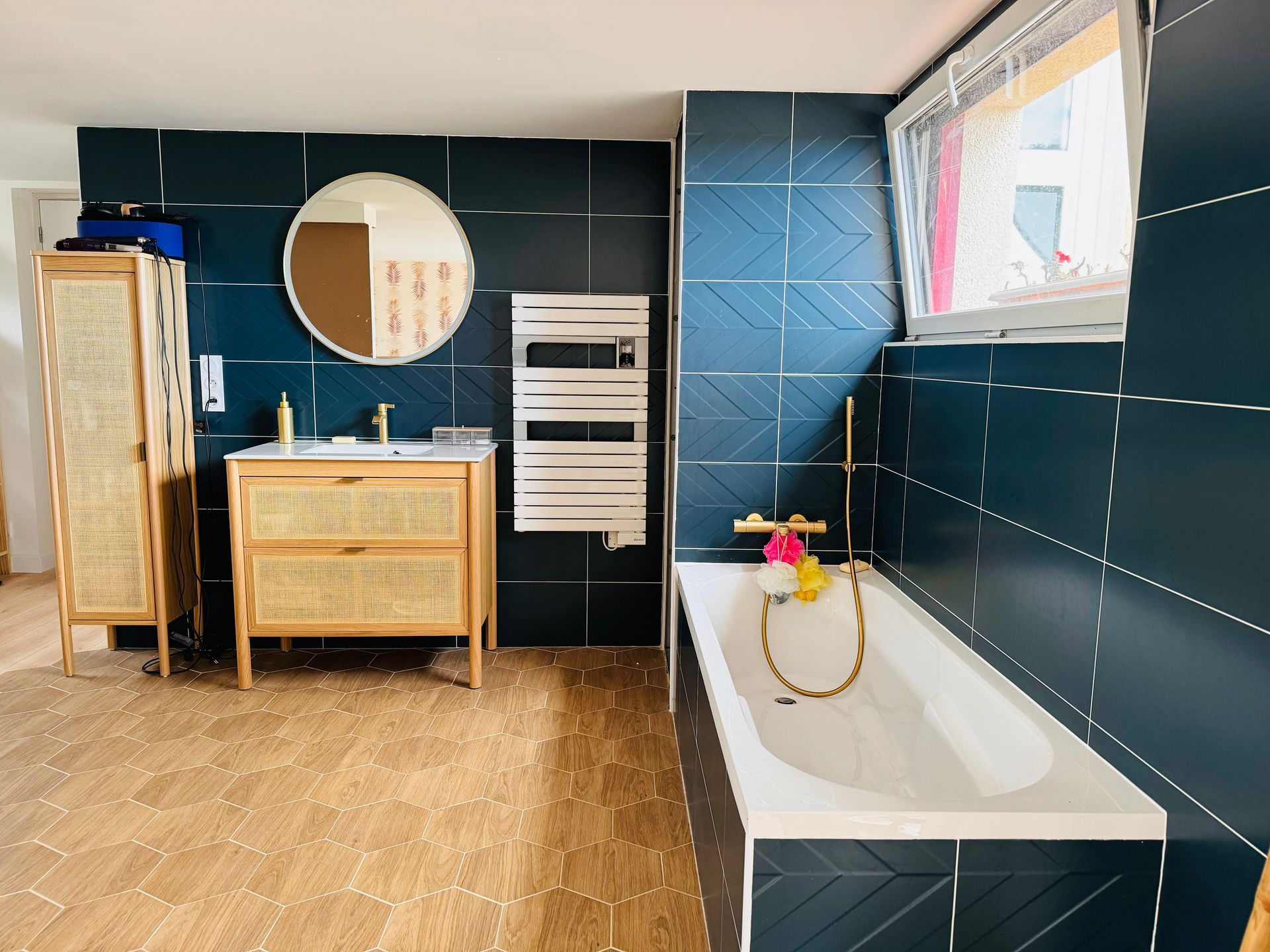 Salle de bains avec du carrelage mural bleu