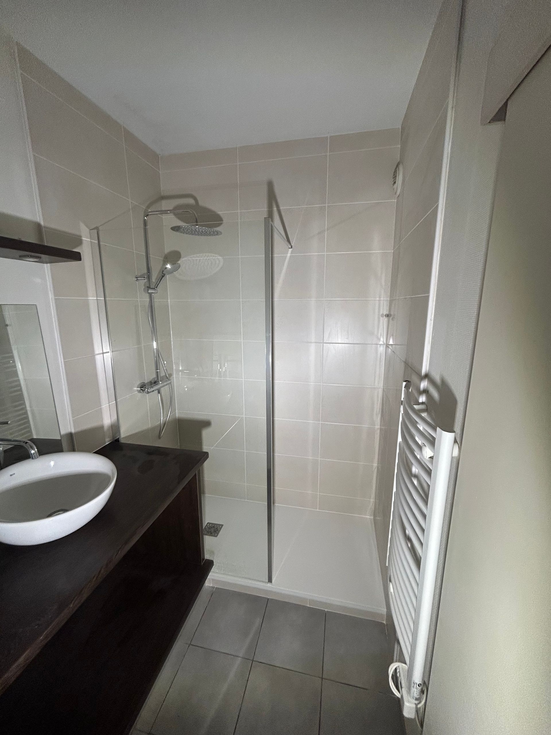 Salle de bains avec une vasque ronde