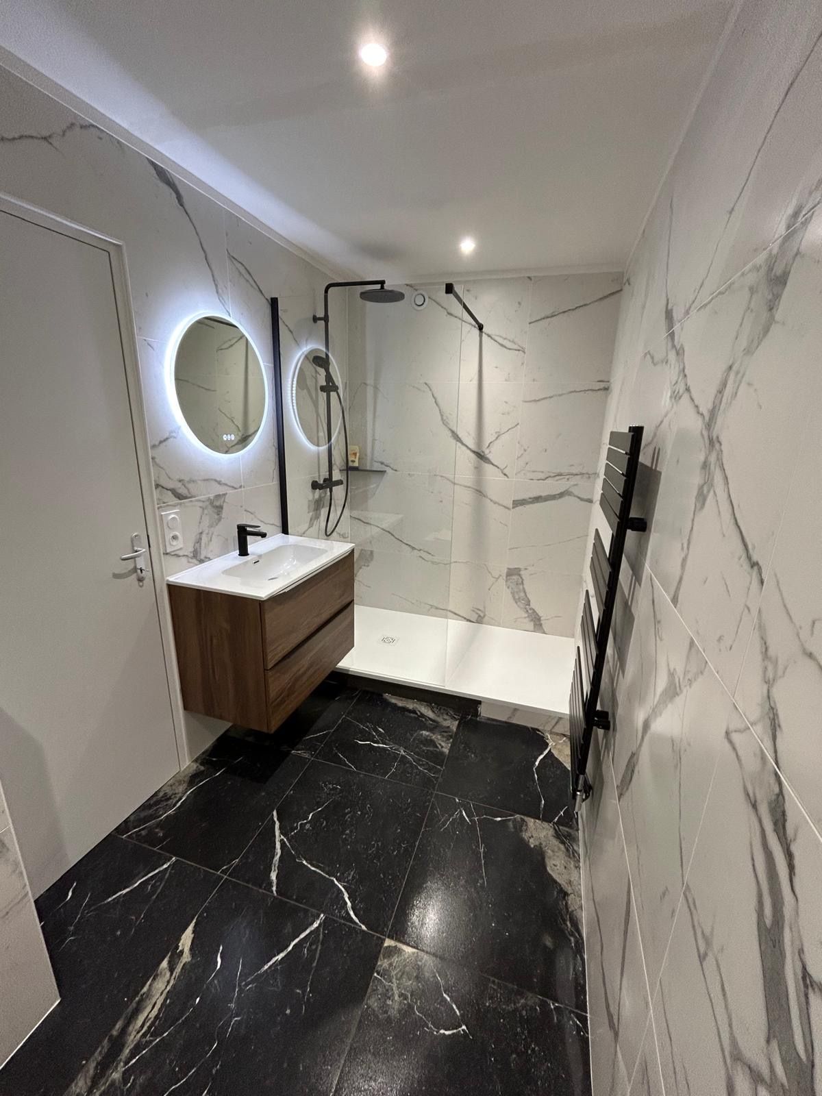 Salle de bains avec un  sèche-serviettes noir