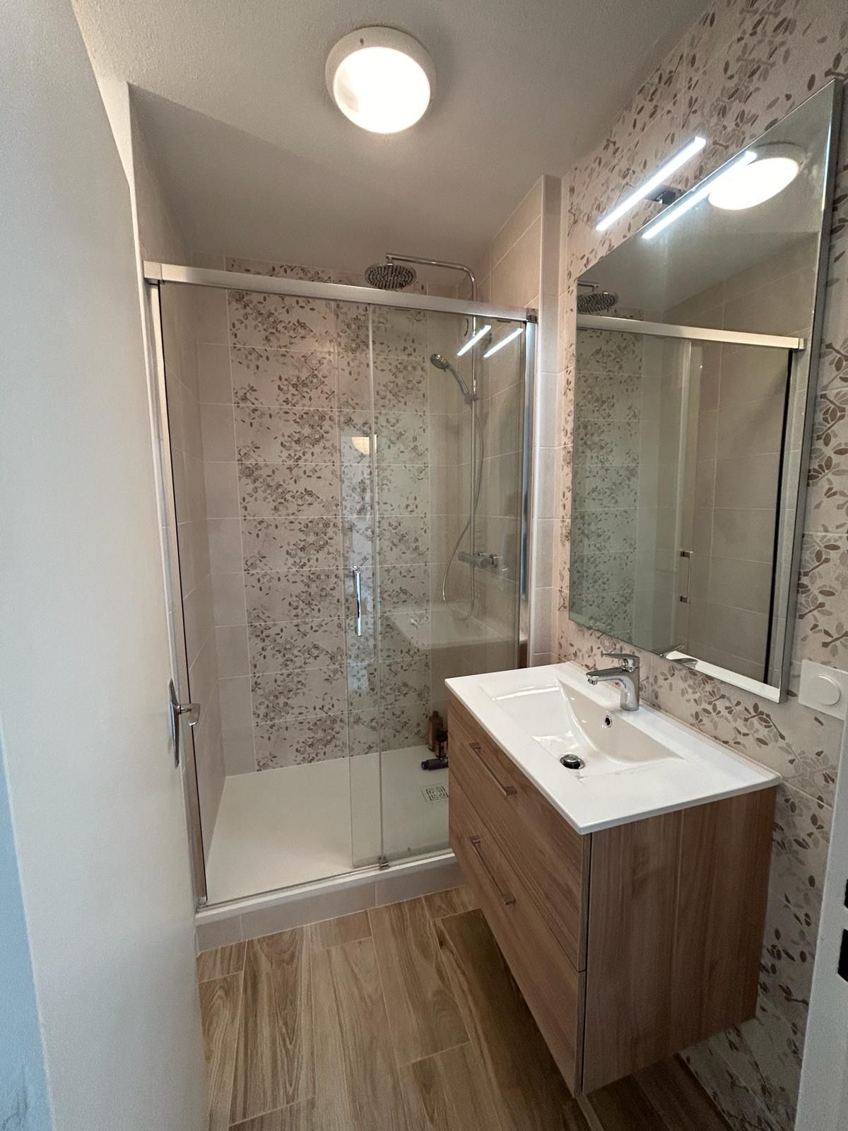 Salle de bains avec un carrelage mural fleuri