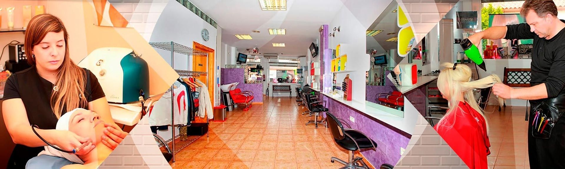 Interior de un salón de belleza con personas cortándose y peinándose en estaciones coloridas.