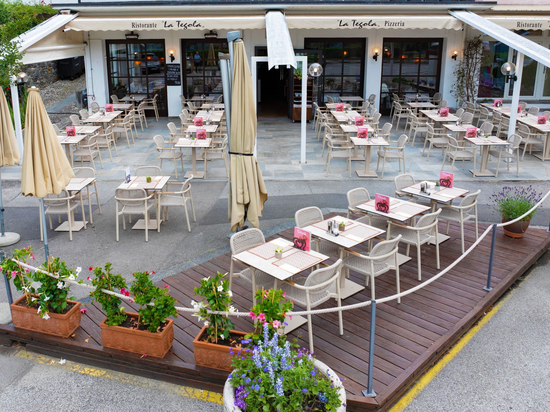 ingresso di un ristorante con terrazza esterna