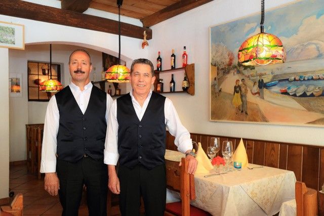 due membri dello staff di un ristorante