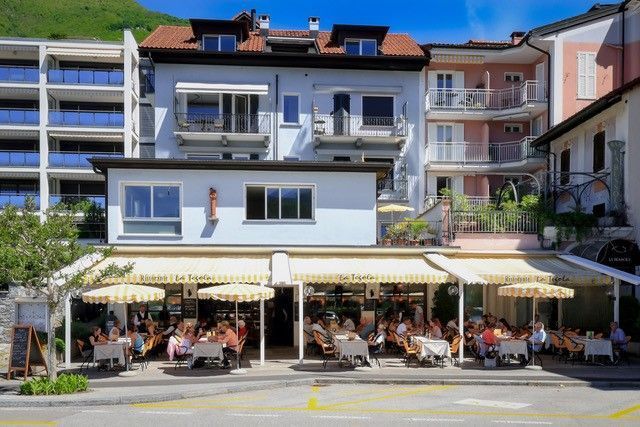 ingresso di un ristorante con terrazza esterna