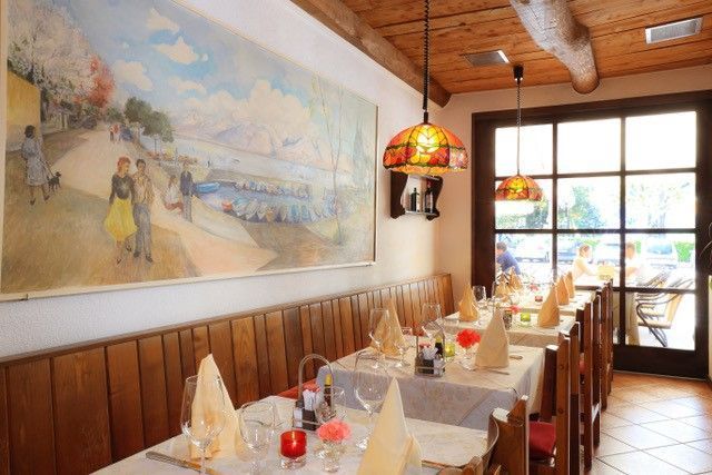 ristorante con arredi rustici