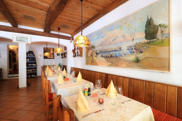 sala di ristorante con soffitto e boiserie in legno