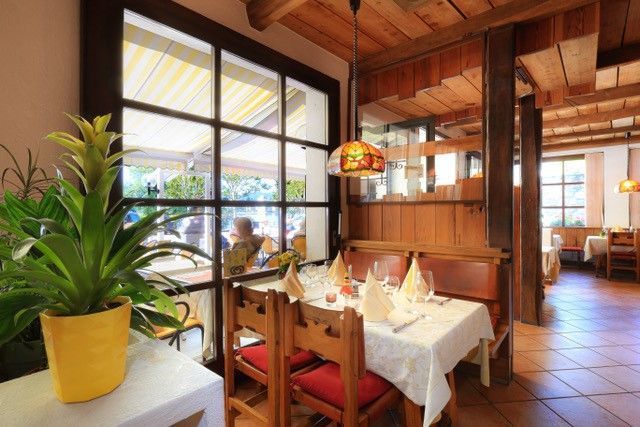 sala di un ristorante con soffitto in legno