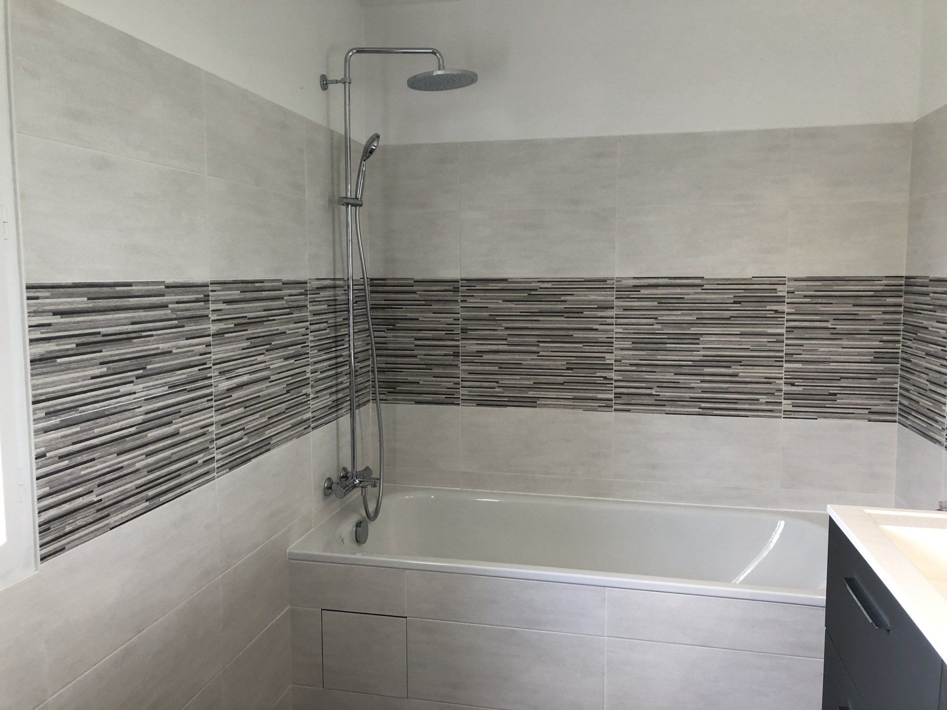 Salle de bains avec une baignoire blanche