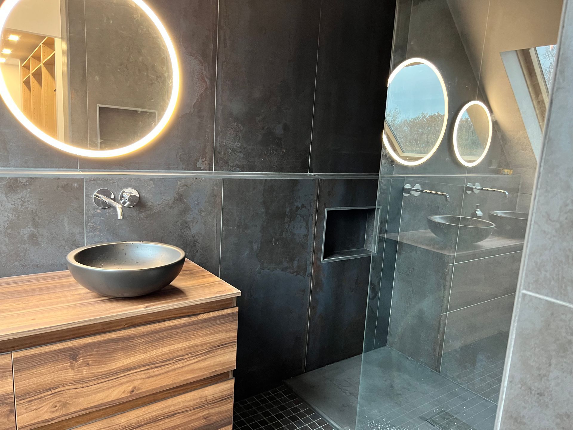 Salle d'eau avec une douche et un meuble en bois avec vasque en forme de bol