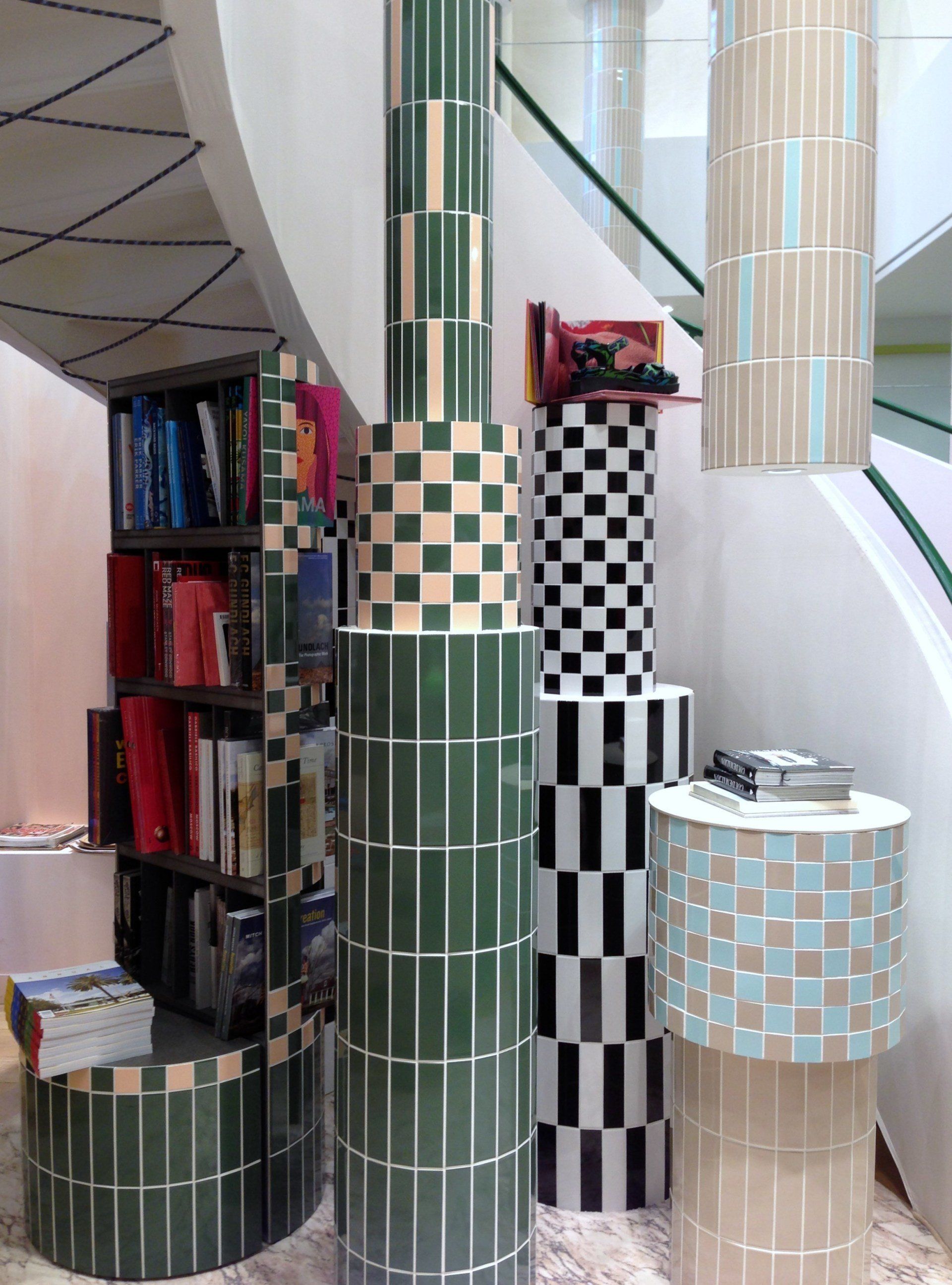 Parois de canyon en grès rouge, sculptées par le vent et l'eau, avec la lumière du soleil au sommet.