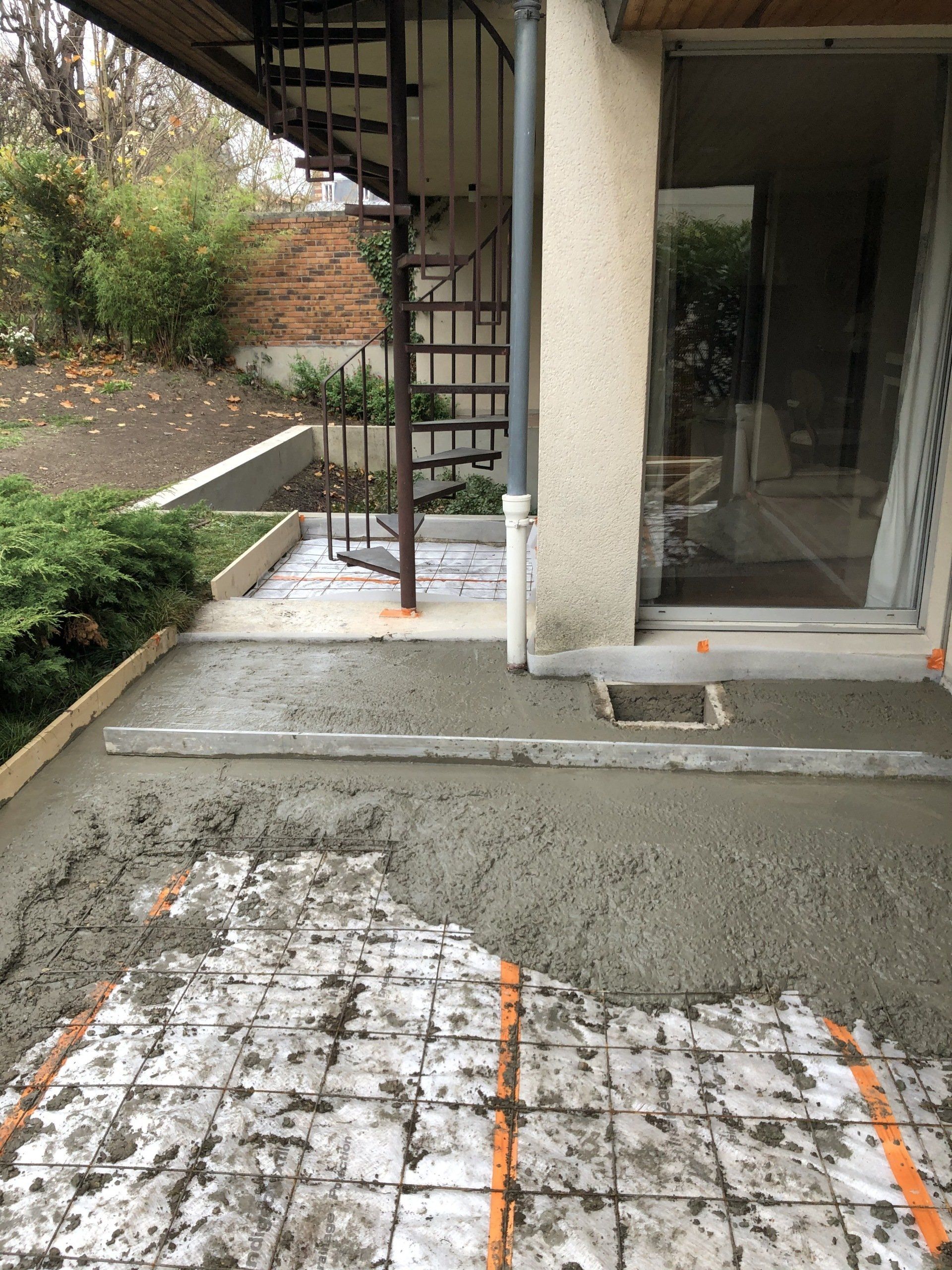 Coulage d'une chape avant pose d'une terrasse
