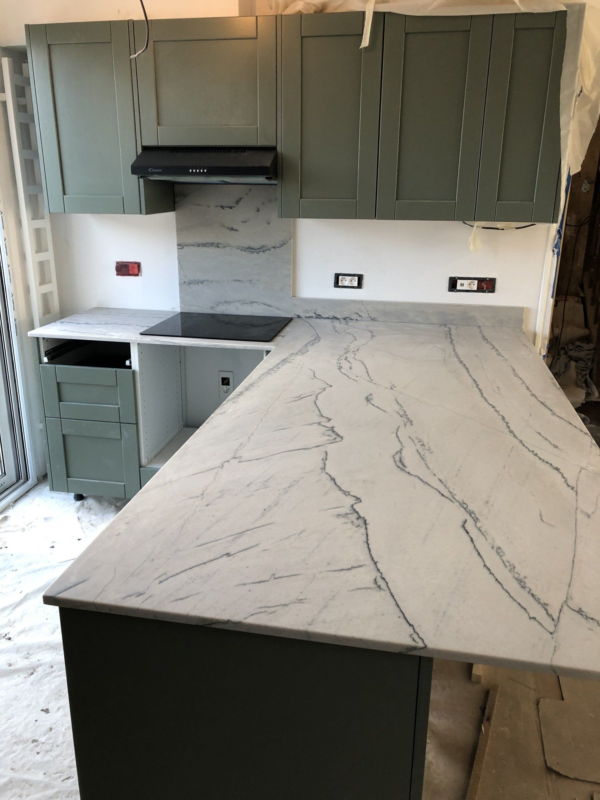 Pose d'un plan de travail cuisine en quartzite, Rueil-Malmaison