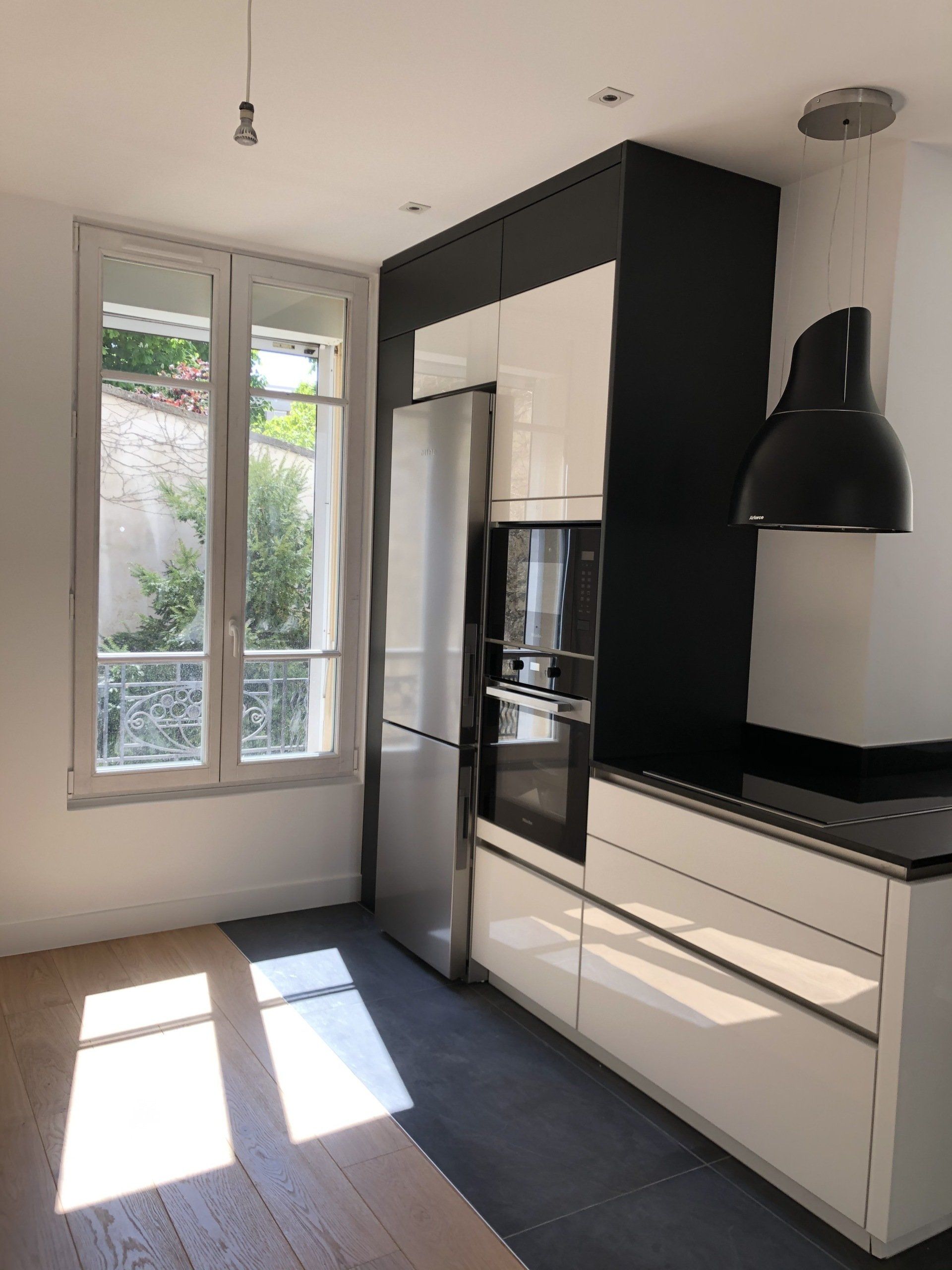 Cuisine moderne noire et blanche