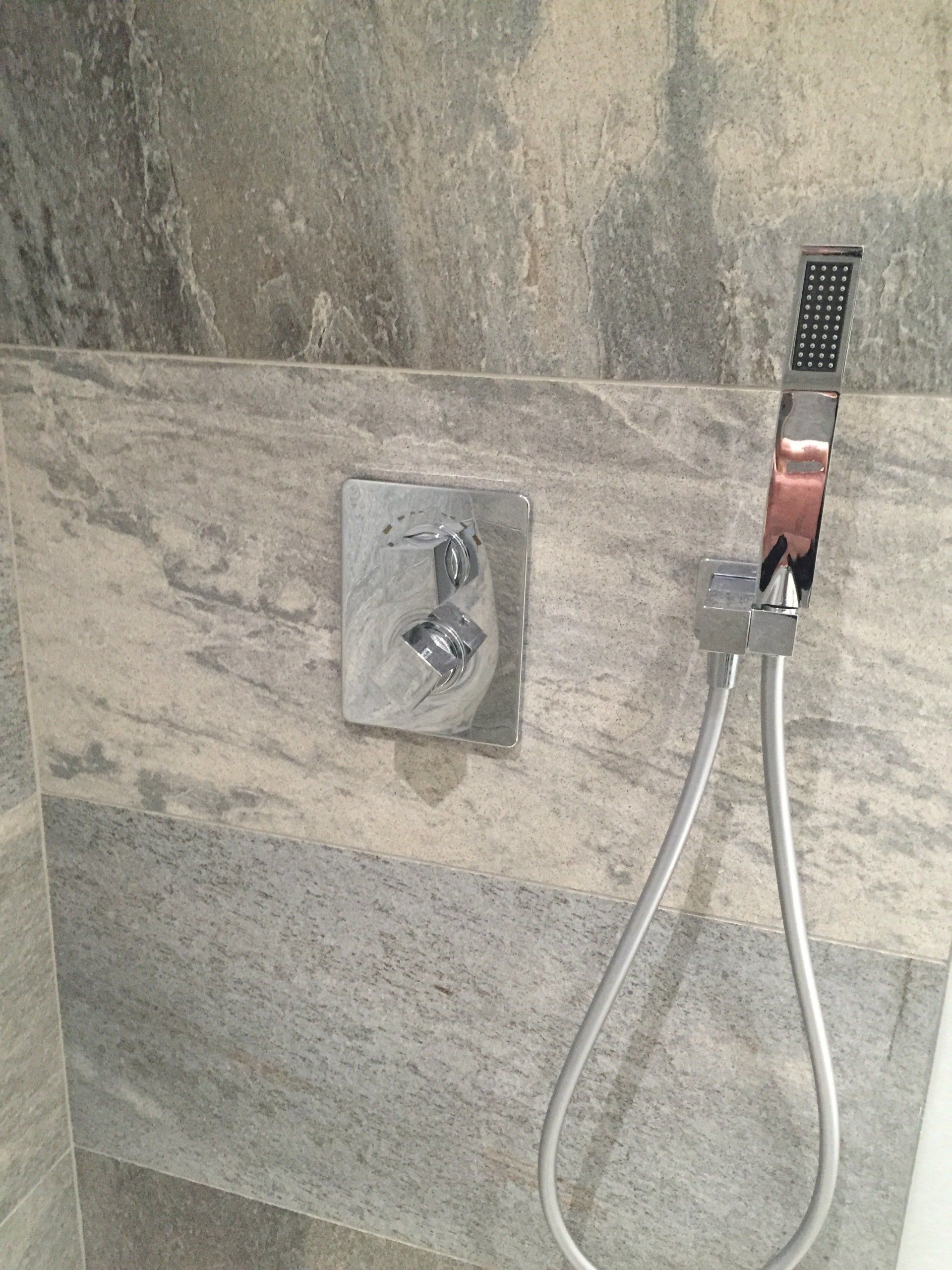 Détail de robinetterie encastrée