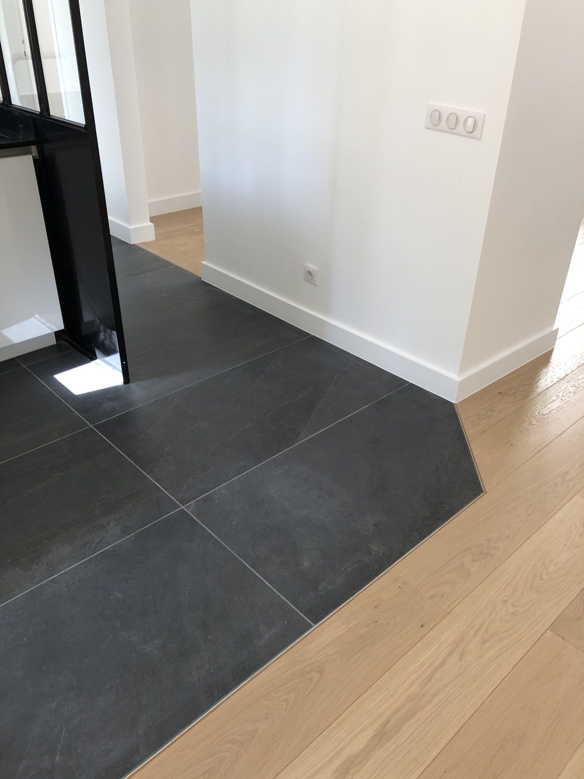 Finition parquet de chêne et carrelage grand format
