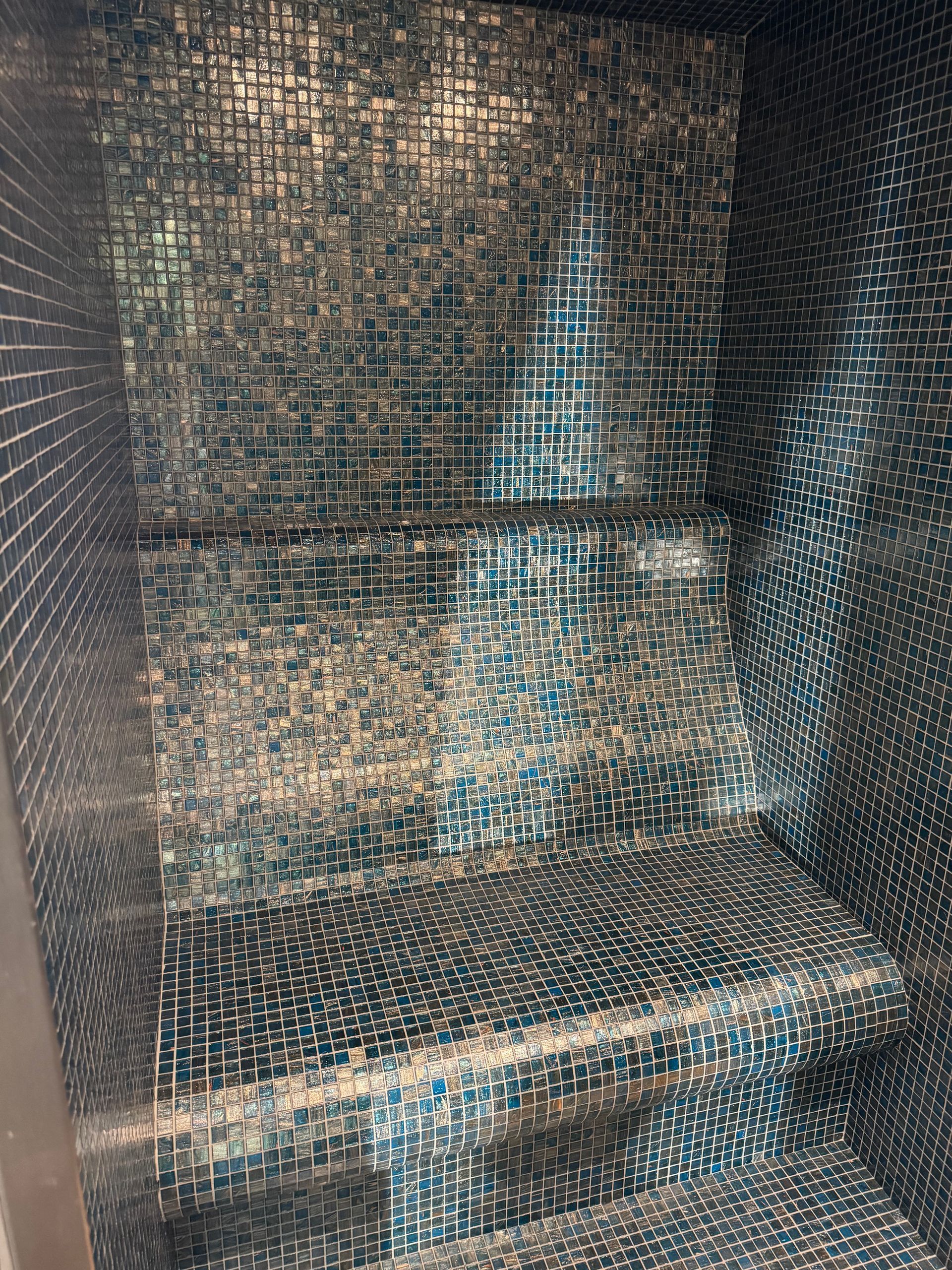 À l'intérieur d'une boîte métallique ; métal quadrillé avec des résidus bleuâtres sur les parois et le fond.