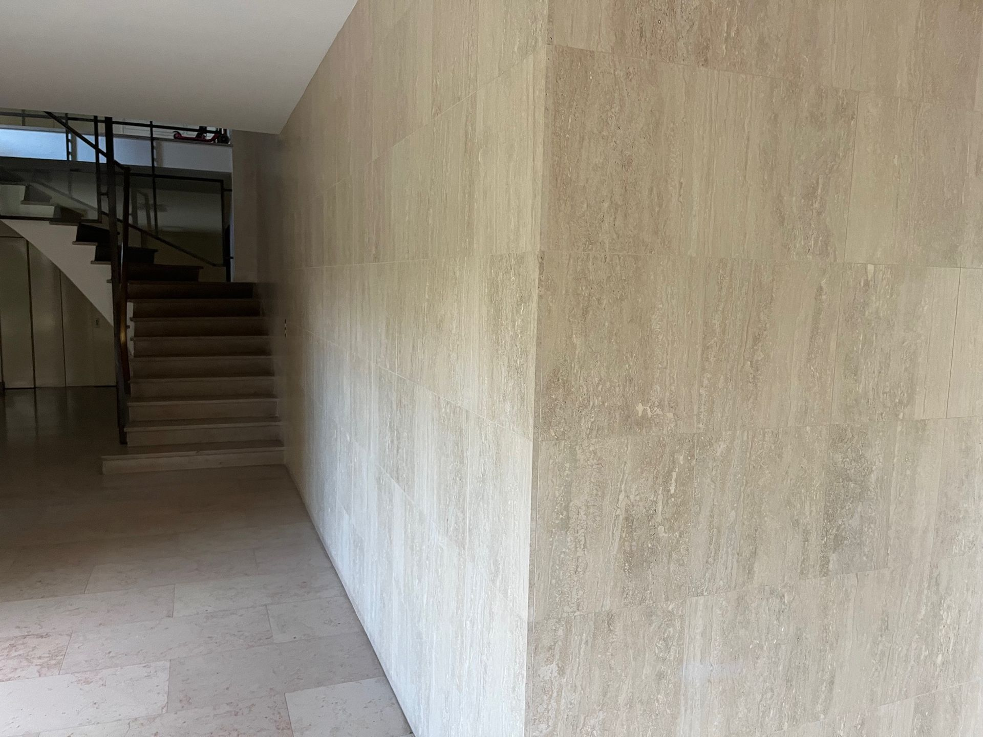 Salon avec un canapé en forme de demi lune