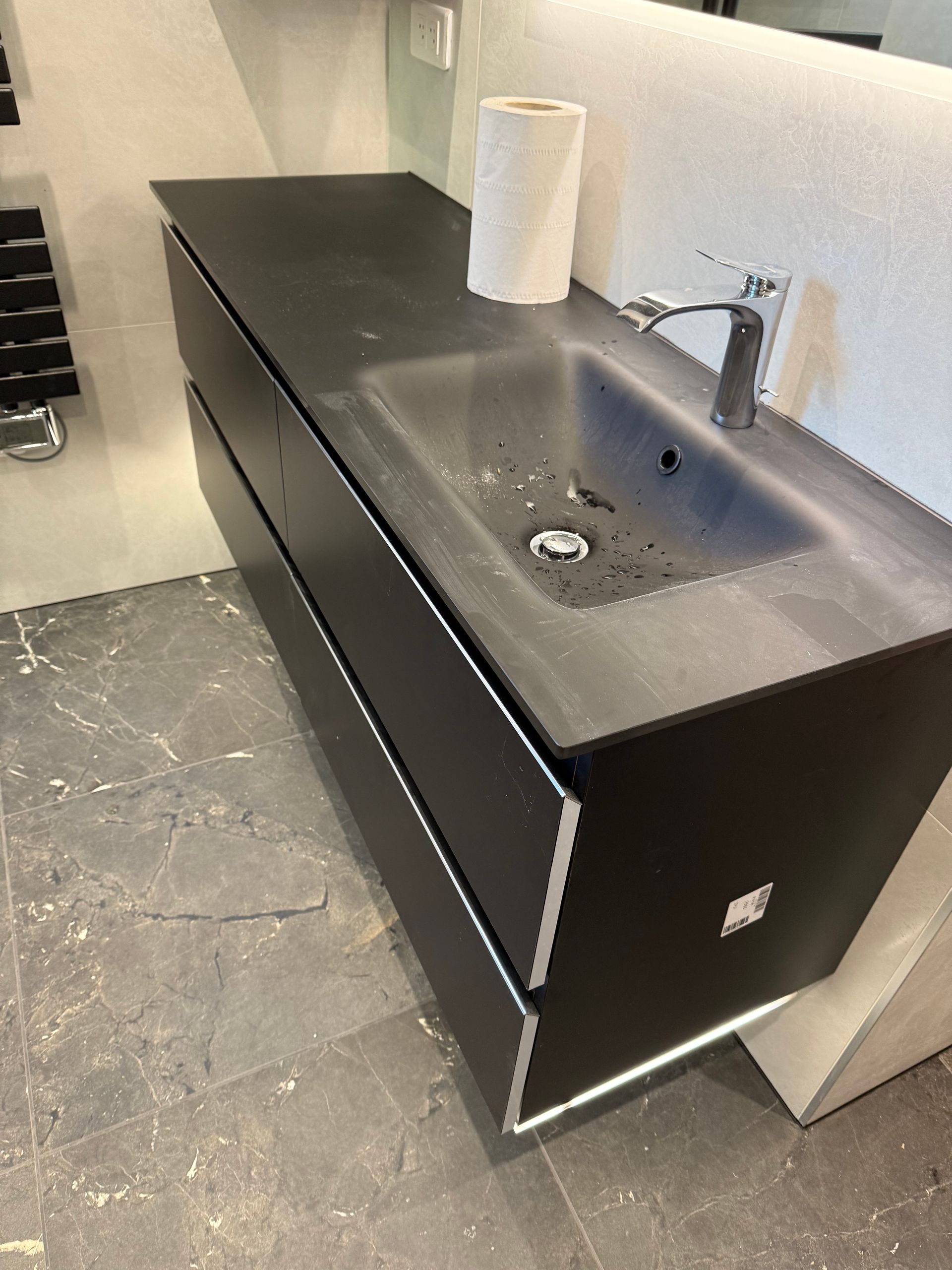 Vasque noire avec tiroirs et plan de travail assorti