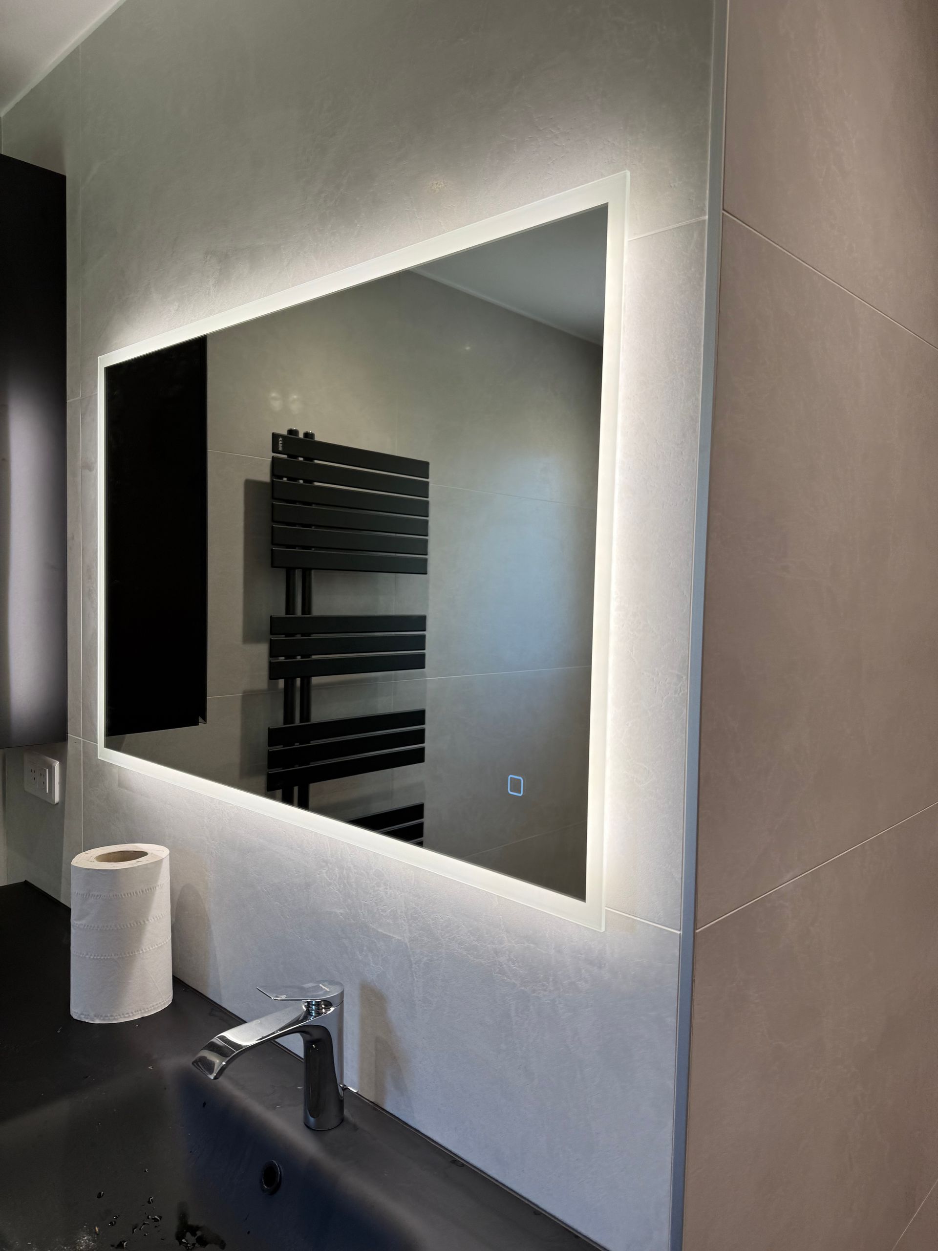 Douche avec pommeau au plafond et carrelage en pierre noire