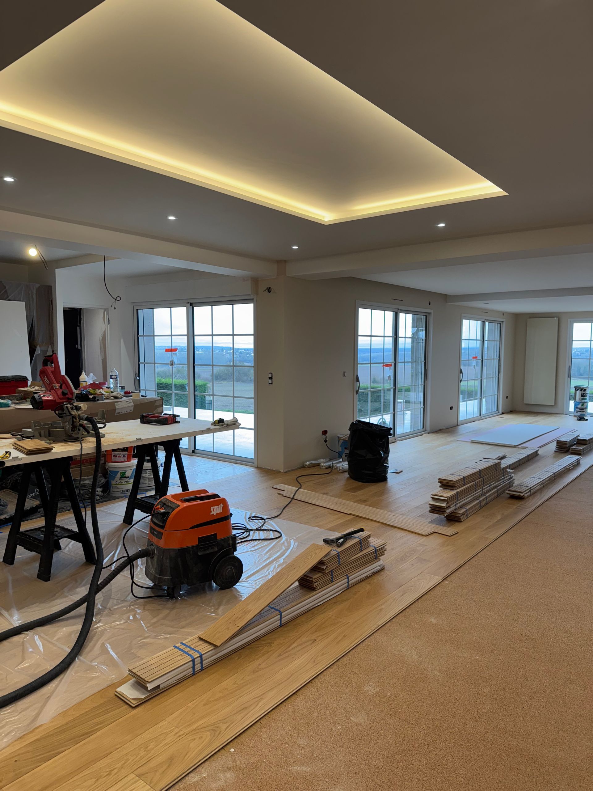 Pose d'un parquet flottant dans une grande pièce à vivre