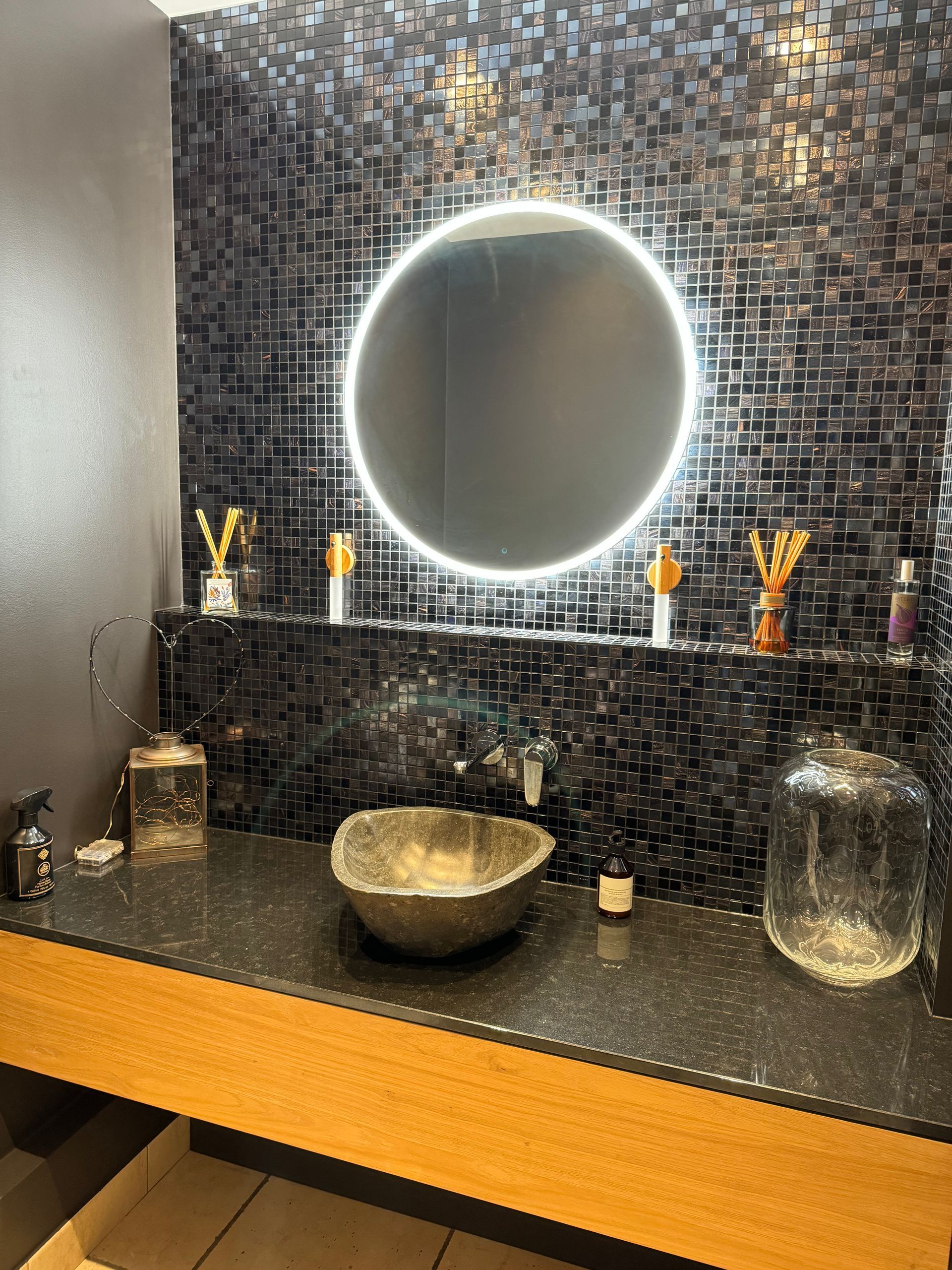 Mosaïque nacrée Bisazza et meuble en chêne sur mesure 
Villennes-sur-Seine