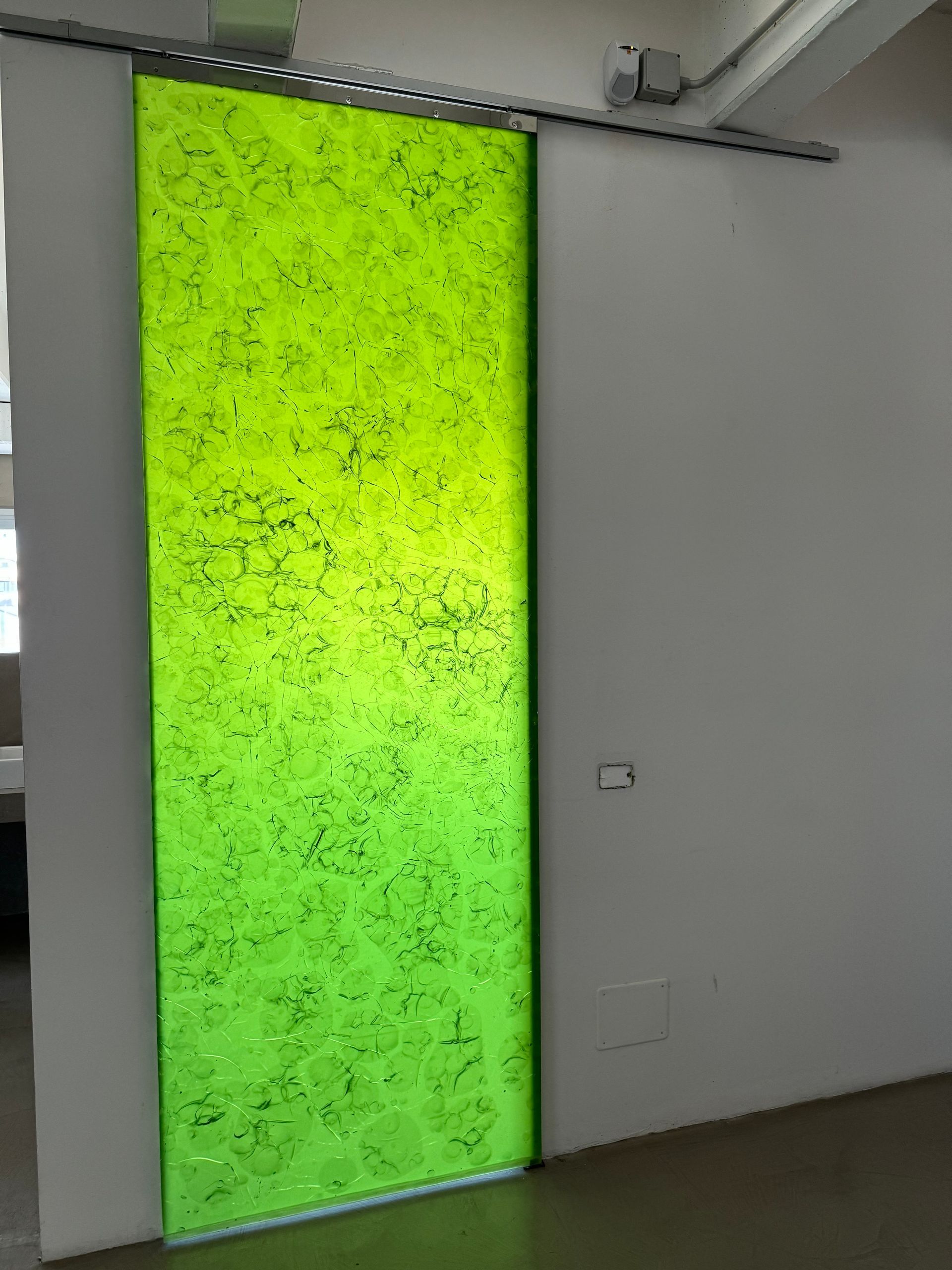 Porte coulissante vert en résine show room Gobbet to Milan