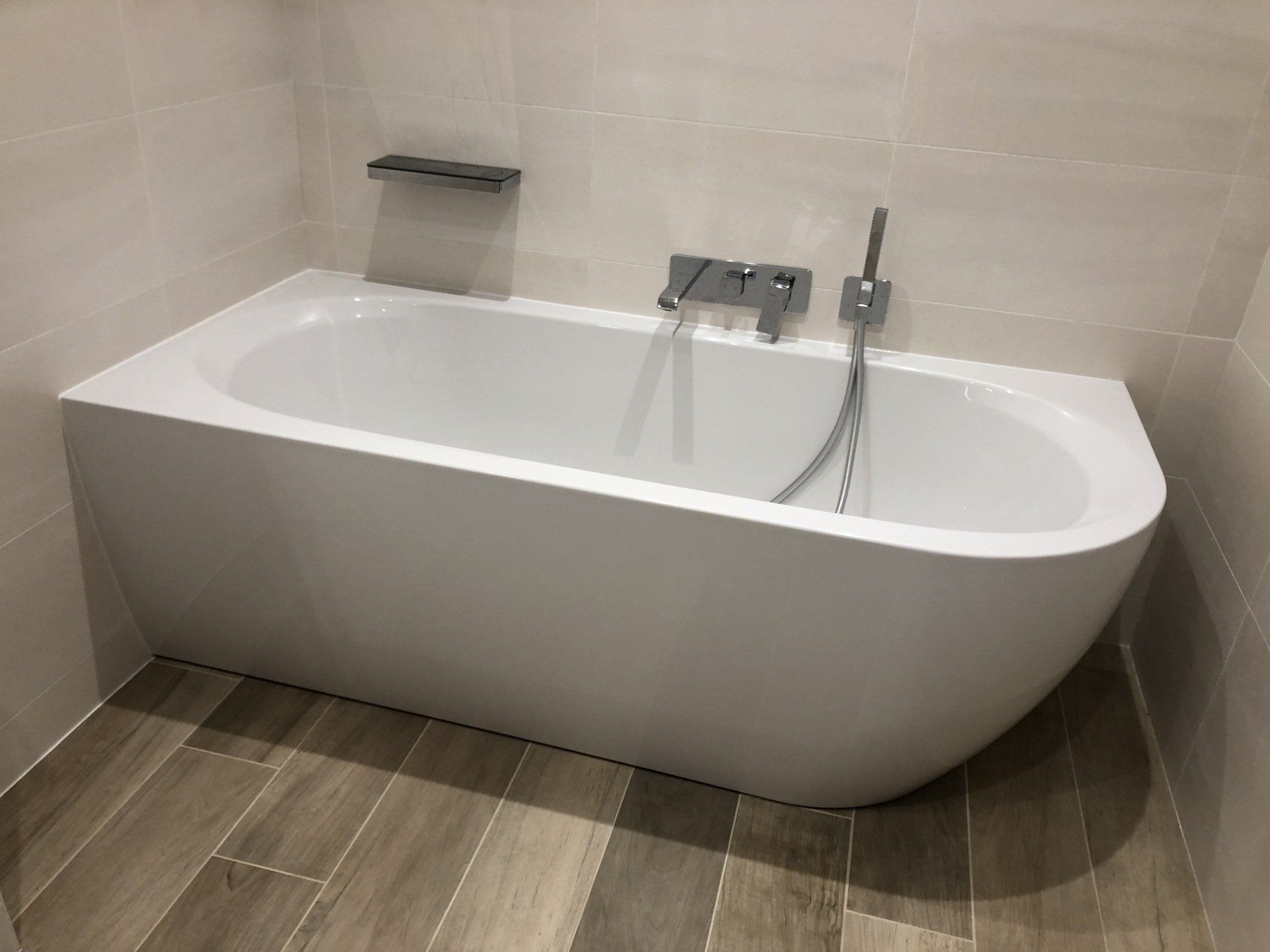 Pose de baignoire sur carrelage type parquet