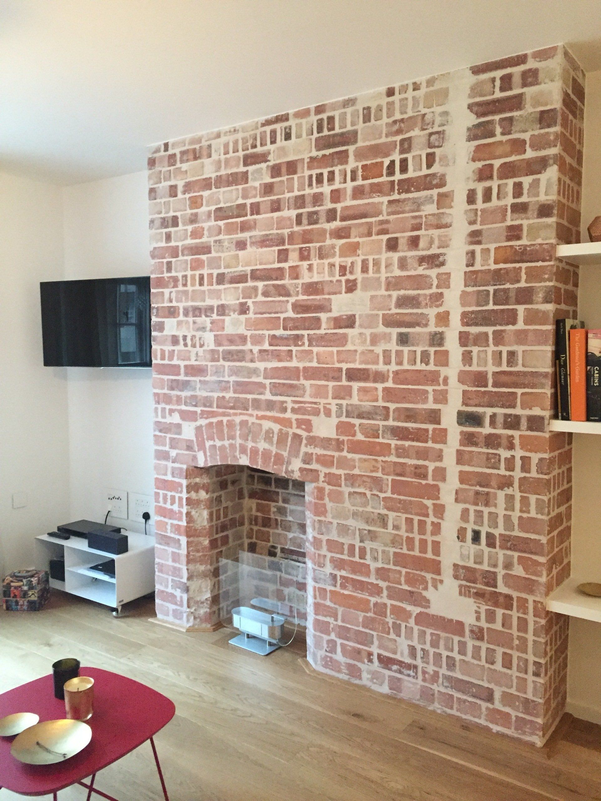 Mur en brique autour d'une cheminée