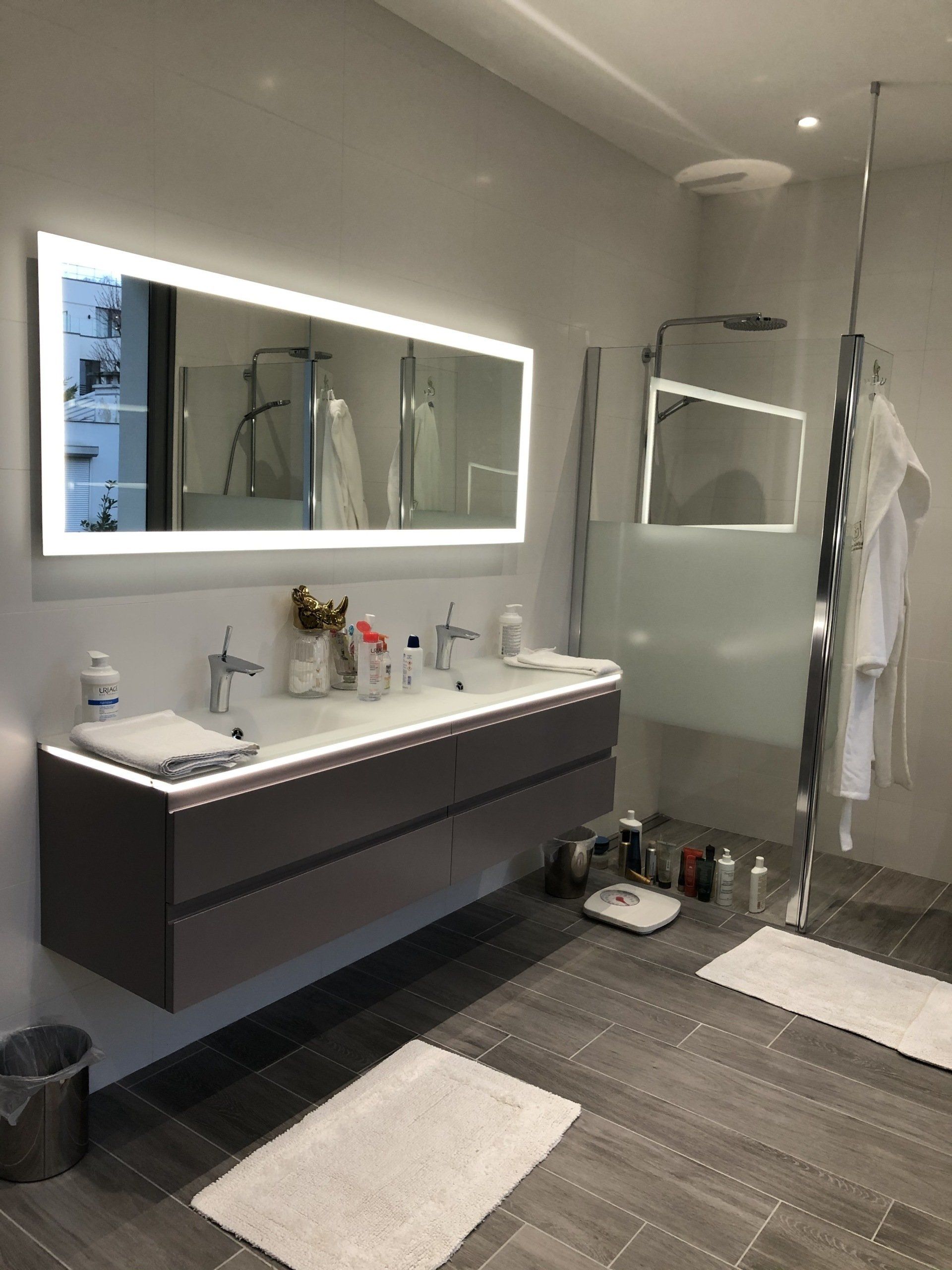 Meuble suspendu et miroir éclairant, Suresnes