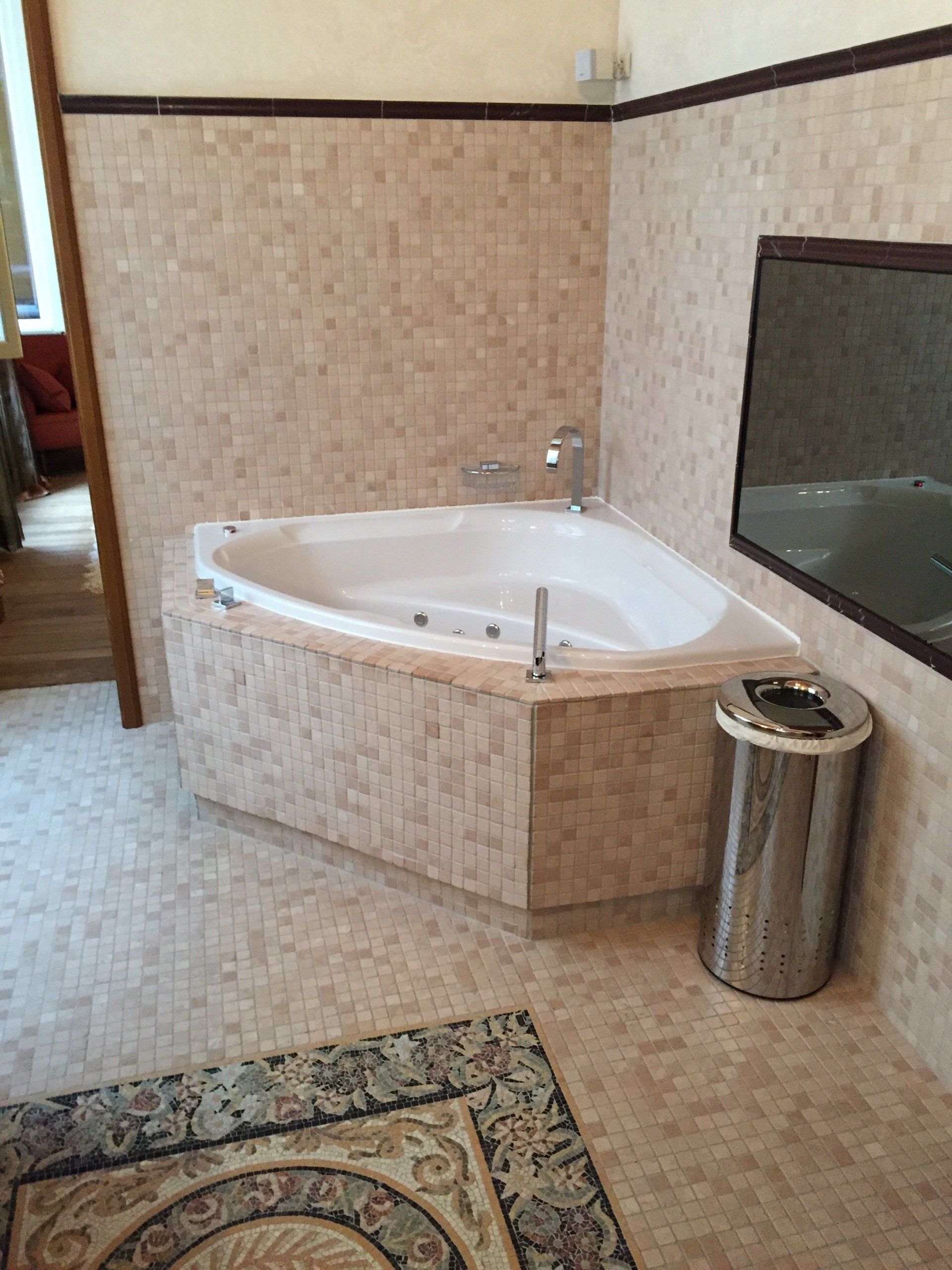 Détails d'une baignoire en mosaïque