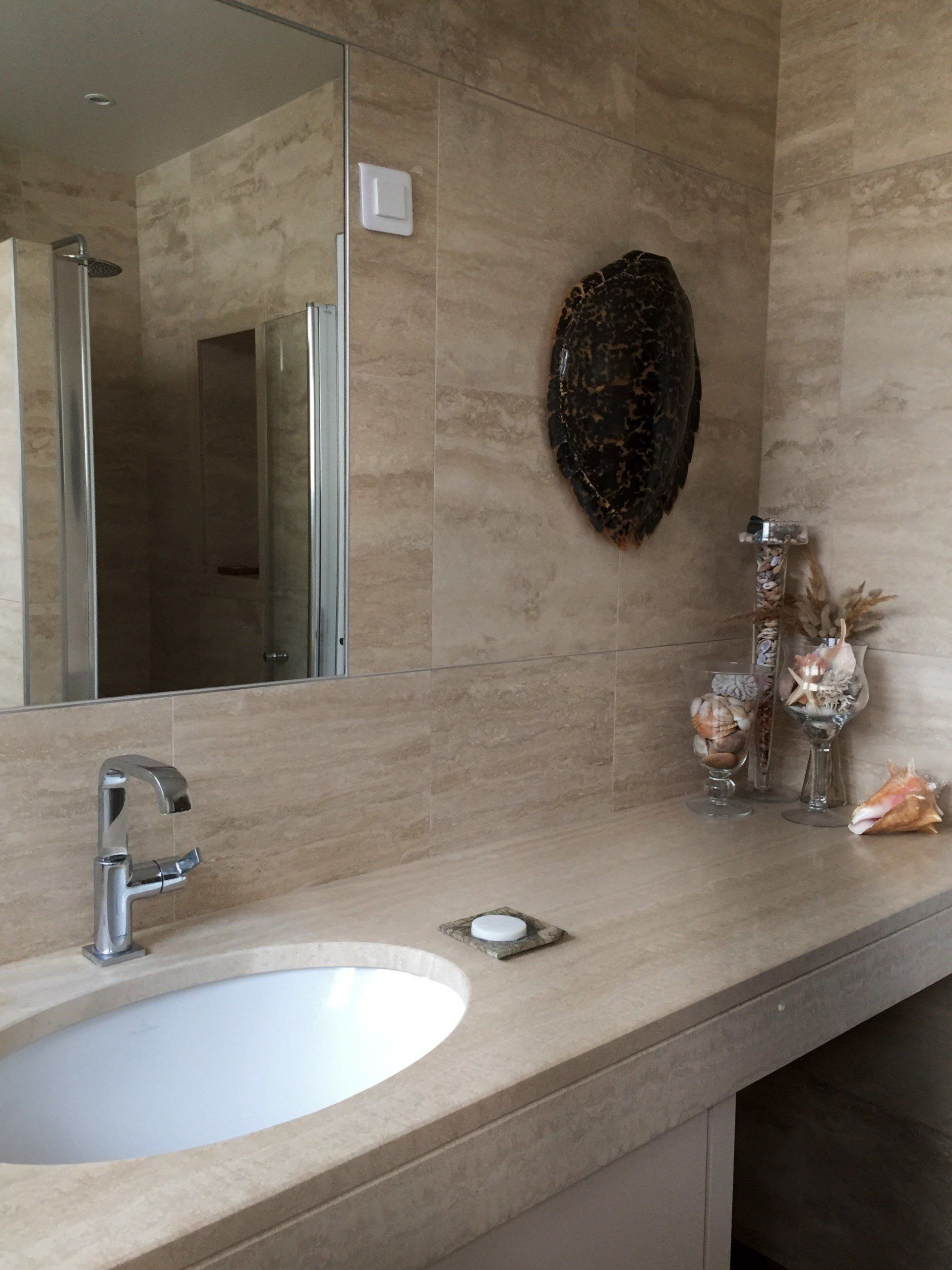 Salle de bain en travertin réhaussé d'un listel alu, St-Germain-Laye (78)