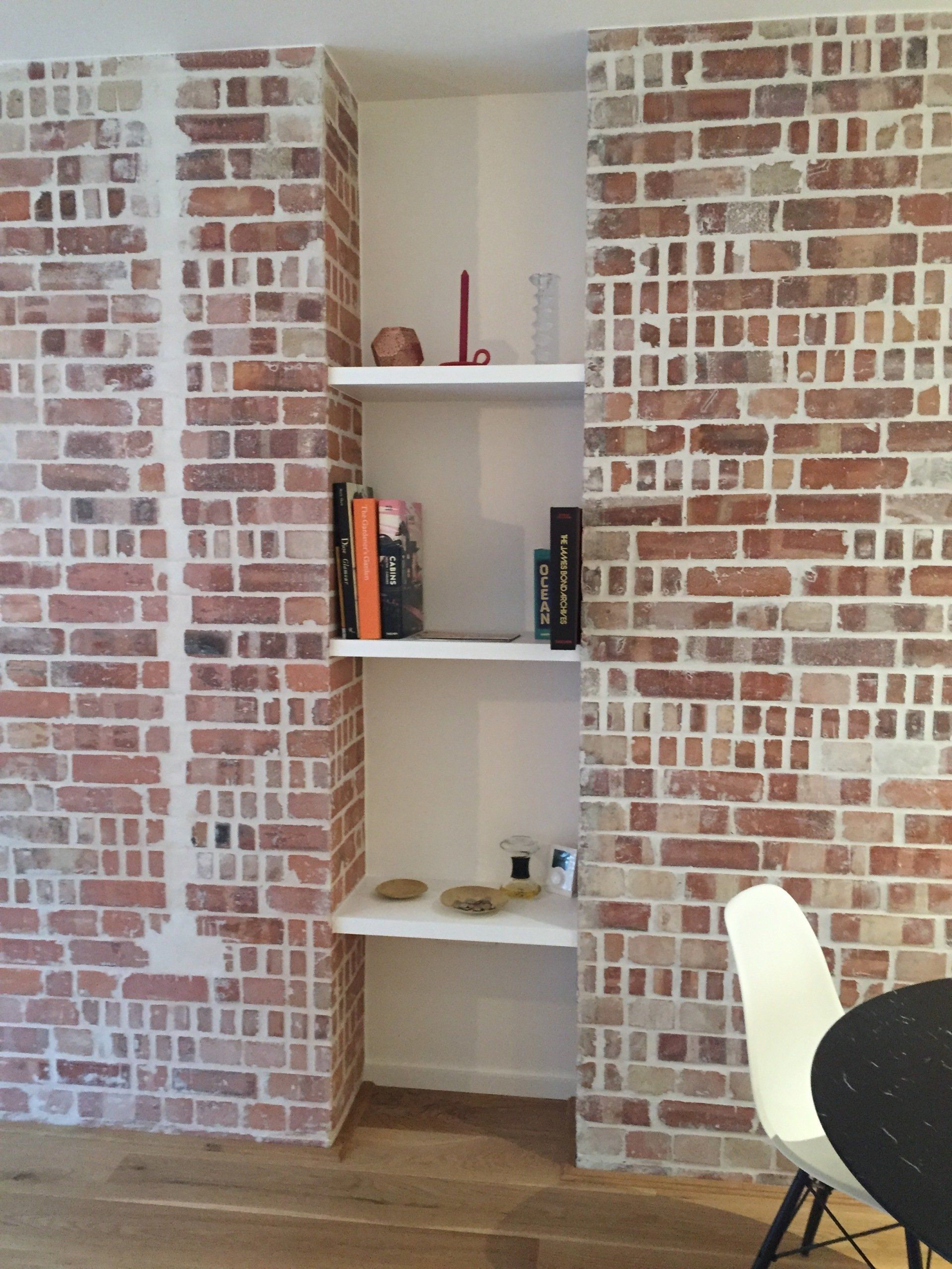 Tablettes encastrées entre 2 cheminées