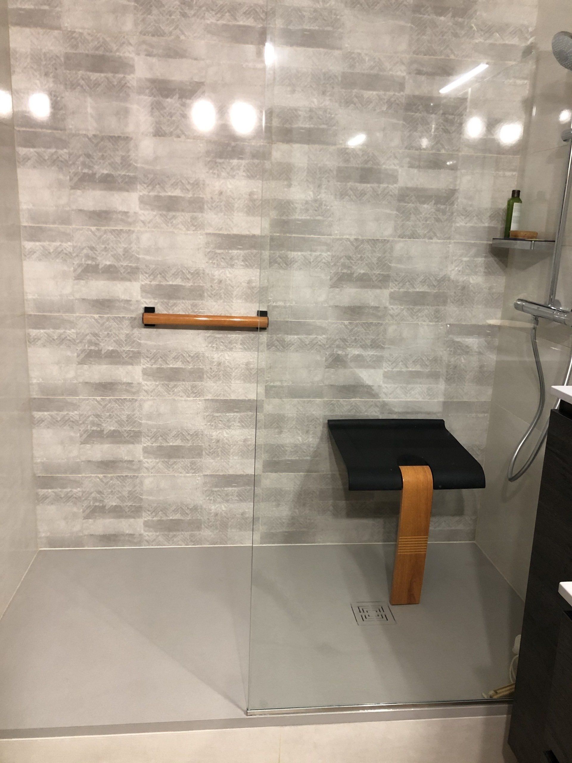 Intérieur d'une douche équipée PMR