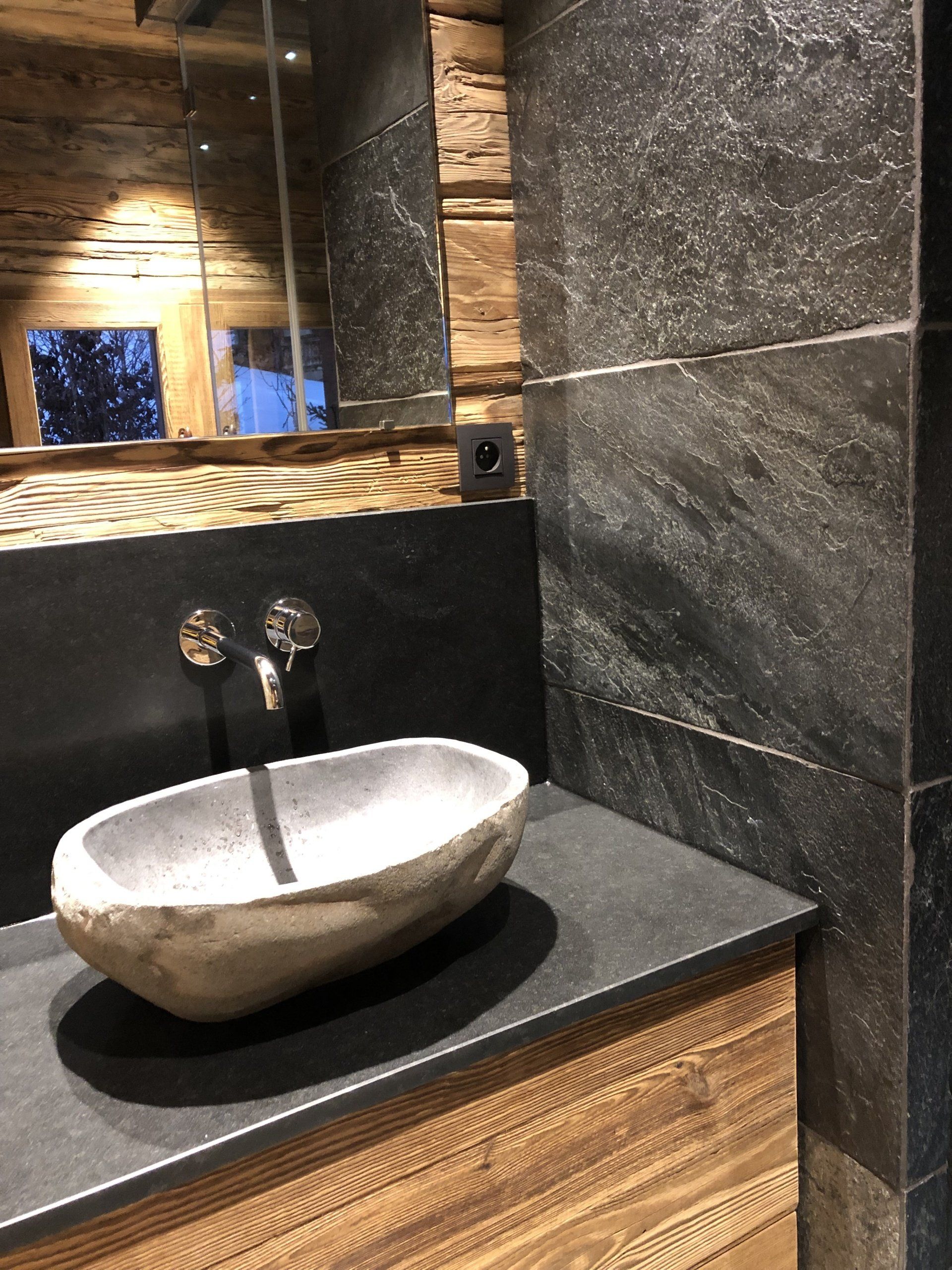 Plan vasque en granit noir du Zimbabwé et vasque en pierre creusée, Grand-Bornand (74)